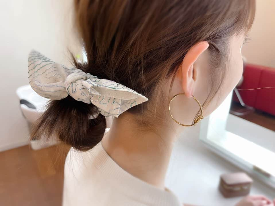 佐々木希さんのインスタグラム写真 - (佐々木希Instagram)「このシュシュの 刺繍がとっても可愛い。 最近良く付けています☺︎ この日は撮影終わりにパパっと。  #AEWENMATOPH × #TRESSE」8月24日 19時37分 - nozomisasaki_official