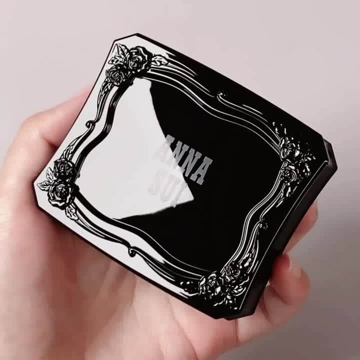 アナスイのインスタグラム：「このパレットだけで眉をデザイニングできるアイブロウ コンパクト✨⠀ パウダーでふんわりと眉を描いた後、クリームを塗布して眉毛の色まで変えることで、⠀ オリジナリティのあふれる眉毛に仕上げます！⠀ ⠀ <How to>⠀ ・パウダーはブラシに適量をとり、眉毛にそって描きます。⠀ ・クリームはスクリューブラシに適量をとり、眉毛にそって塗布します。⠀ ・パウダーをお好みの色にブレンドし、眉毛にそってぼかすように描くことで、より立体的なグラデーションをつくることが出来ます。⠀ ⠀ ■アイブロウ コンパクト 03 / カジュアルなオリーブ⠀ 4,950円（税込）⠀⠀⠀⠀ ⠀⠀⠀⠀ 【PRESENT CAMPAIGN】⠀⠀⠀⠀⠀⠀ ルージュ 3,850円（税込）をお買い上げの方に『オリジナル ルージュ ポーチ』を、8,250円（税込）以上お買い上げの方に『オリジナル トートバッグ(BLACK) ＆ ルージュ ポーチ』をプレゼントいたします🎁⠀⠀⠀⠀⠀⠀ ⠀⠀⠀⠀ #発売 #新商品 #yesmeproject #秋メイク #秋コスメ #アイブロウコンパクト #眉メイク #autumn #collection #design #beauty #cosmetics #new」