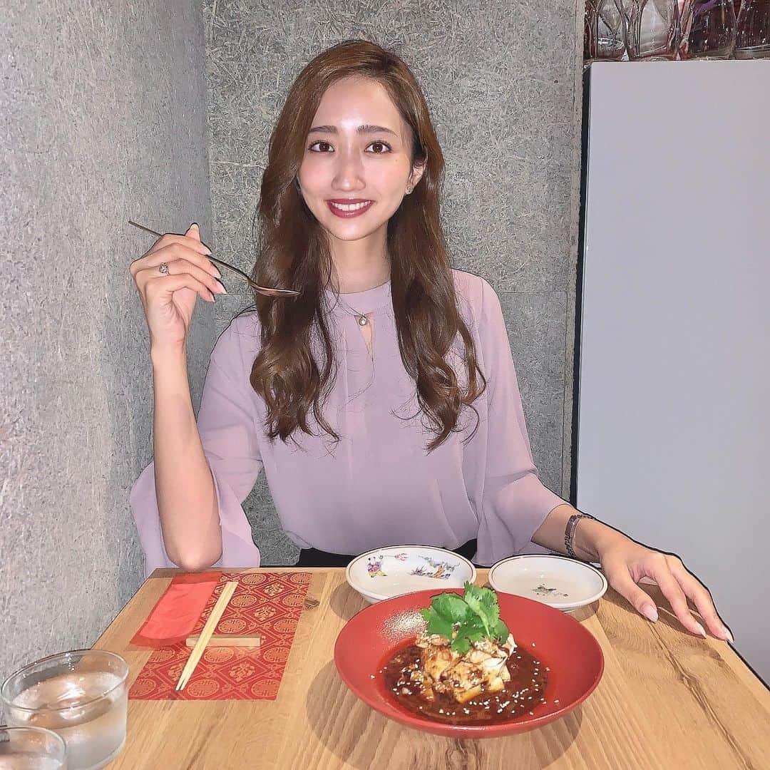 曲渕伊代のインスタグラム：「初のハイドラフェイシャル😶‍🌫️✨✨ ピーリング・吸引・美容液導入 の3ステップで、 肌がすべすべになったのを施術直後から感じられました！ 3枚目の廃液ボトルに、毛穴の汚れ、角質、皮脂が…😳 これでも綺麗な方らしいけど、こんなに汚れがあったと思うと恐ろしいね😨　　 8月28日（土）、29日（日）にクイーンズスクエア横浜のイベントスペース「クイーンズサークル」でハイドラフェイシャルのポップアップイベントが開催されるので、 興味がある方はぜひ行ってみてね！ 来場者には、その場で当たる素敵なプレゼントもあるみたい🎁 . #hydrafacial #ハイドラフェイシャル @hydrafacial_japan」