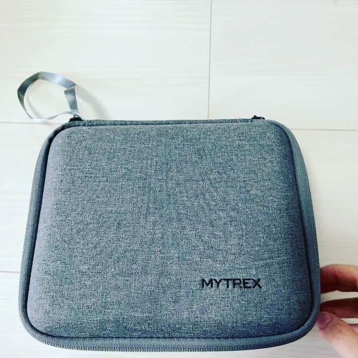 知念紗耶のインスタグラム：「マッサージガン✨ ずっと気になっていて、ついに買ってしまいました😆 まだちゃんと使ってないけど、部位ごとにアタッチメント選べてなんかすごく良さそう😝 持ち運びに便利なケースも付いていたよ♪ 大阪にも持って行こう🧚🏻‍♀️🧚🏻‍♀️ #マッサージガン #ボディケア #mytrex」