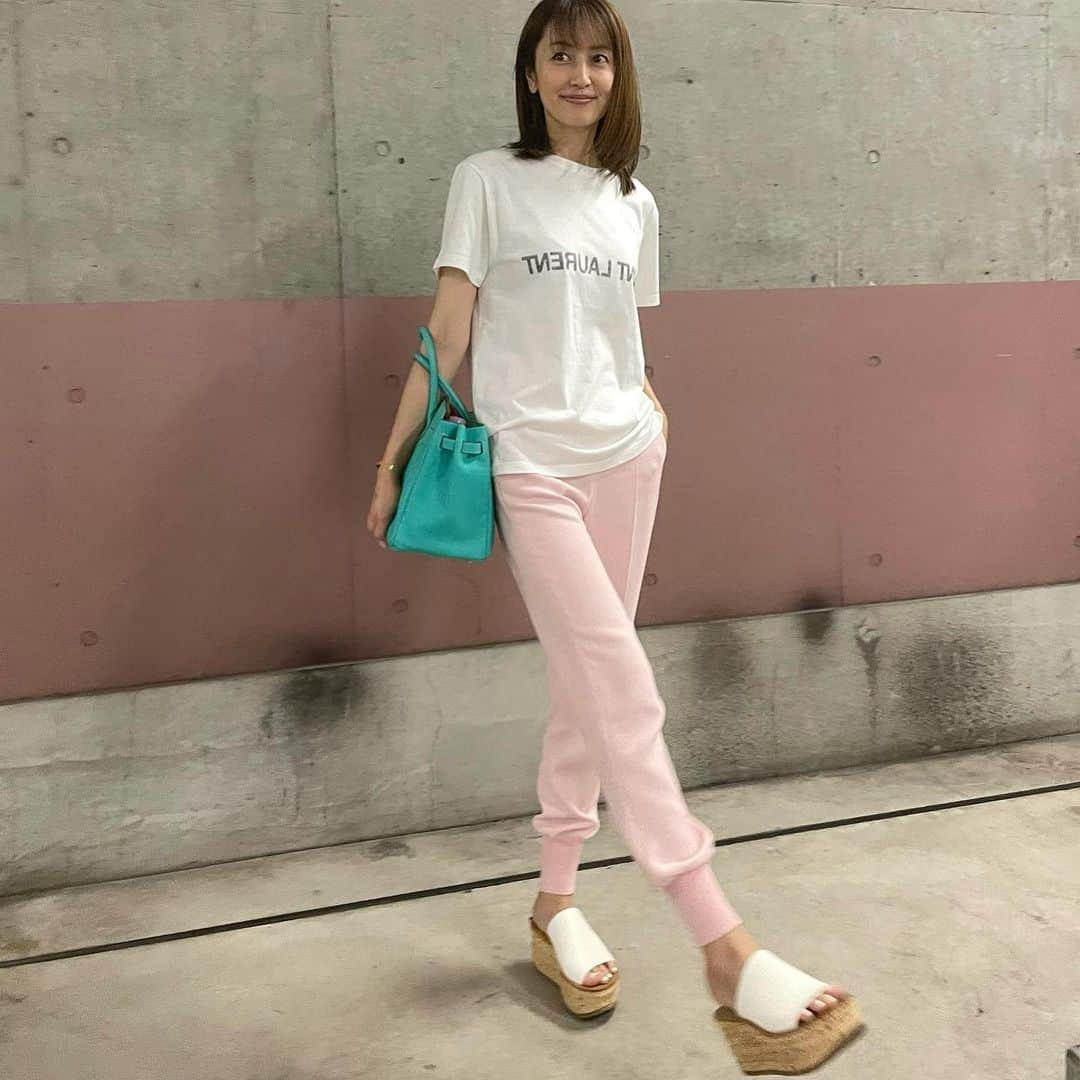 矢田亜希子さんのインスタグラム写真 - (矢田亜希子Instagram)「なんだか夜風がもう秋の気配がしたなぁ〜 #お疲れ様でした#早寝しないと#楽ちんスタイル」8月24日 19時58分 - akiko_yada