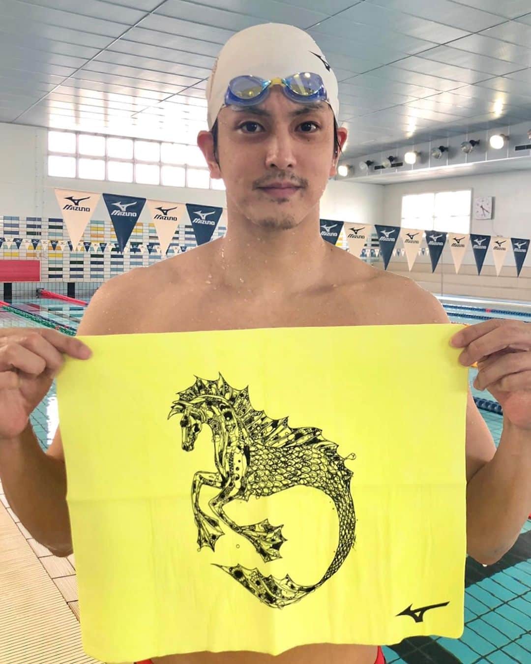 古賀淳也のインスタグラム：「ゆうたくん(@okudayuta)に絵をお願いをしてMIZUNOさん(@mizuno_swim_jp)で新しいセームタオルとシリコンキャップを作りました。 考えていた通り細かい線までちゃんと出ていてとても良い出来。 今回は完全に自己満だけど、数量限定で作るのもいいな。  #mizunoswim  #yutaokuda  #swimgear  #swimmer #towel」
