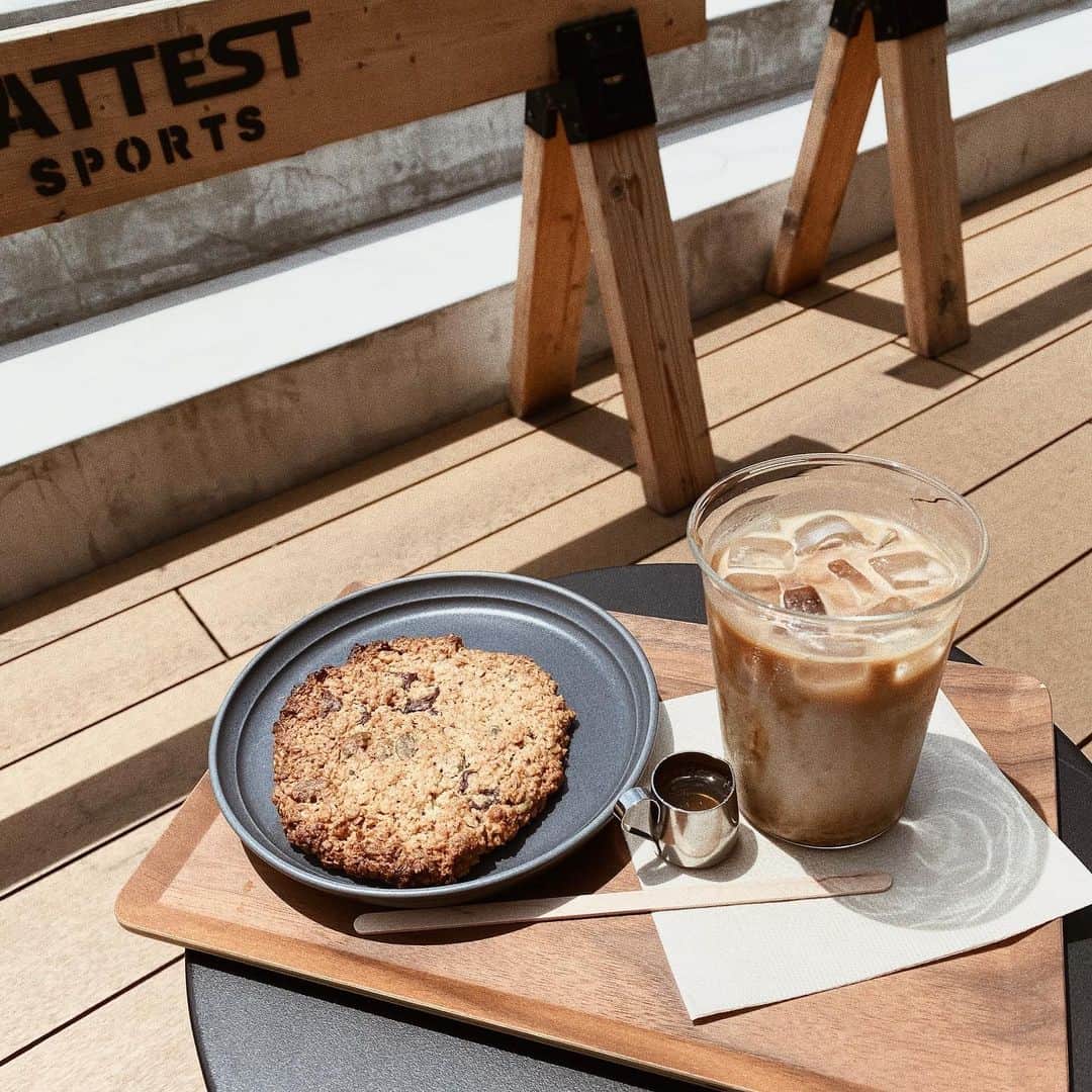 古泉千里さんのインスタグラム写真 - (古泉千里Instagram)「caffè e llatte☕️🤎  ここの手作りオートミールクッキーが美味しすぎた🍪」8月24日 20時38分 - chisamipo1030