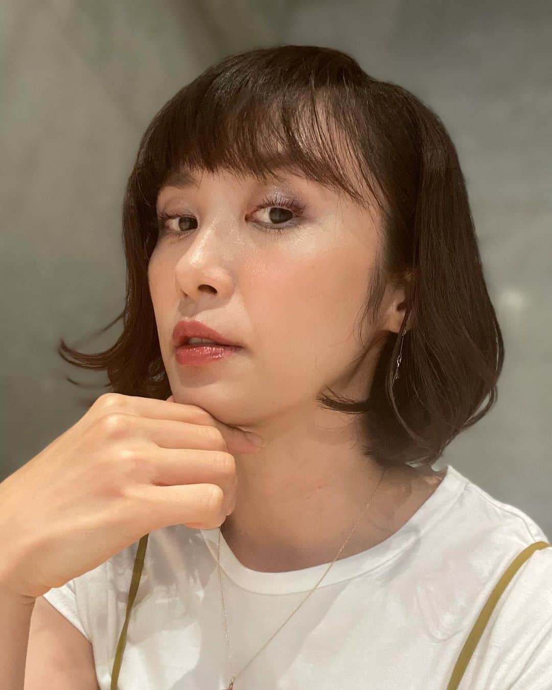 のインスタグラム：「・  今日のメイクは💄 こんなポーズしたくなる顔だった♡♡♡ 色々な私に出逢わせてくれて いつもありがとうございます✨  @hirokokatooshio   #仕事#makeup #顔が変われば気分も変わる #メイクの力は偉大なり💄✨」