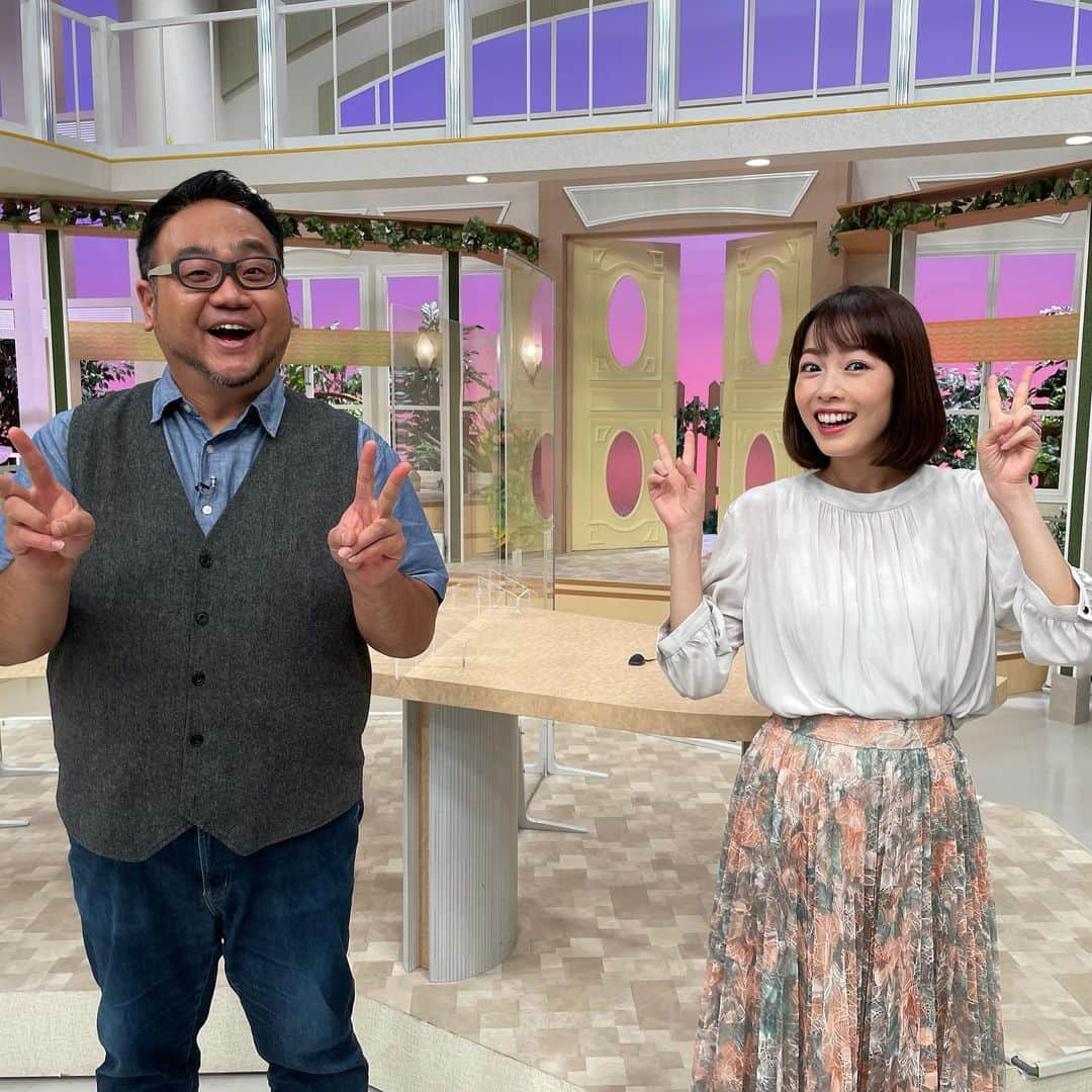 高橋春花のインスタグラム：「.  おにぎりあたためますか、今夜です！！ 商品開発中の なんかすごい煮卵と 味のうっすいカレーパンの 進捗状況はいかに？(^^) 同じチームの河野さんと イチオシ終わりで1枚😆 そして同期の室岡里美アナウンサーが Instagramを始めました！ 本当は2ショットを撮ってから お知らせしようと思ったのですが 最近全く会えないので この写真で宣伝🤣 室岡さんのインスタもぜひ〜！！！ #おにぎりあたためますか #チームナックス #大泉洋#戸次重幸 #オクラホマ #HTB#アナウンサー #室岡里美#高橋春花 写真撮ったらまたお知らせします。」