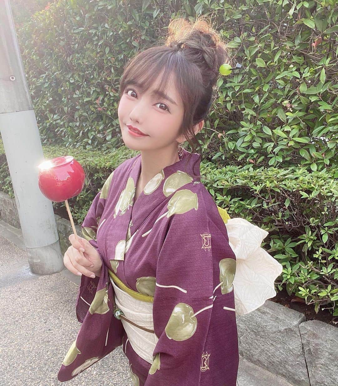 遠藤 玲奈 /endo renaのインスタグラム：「ちりん🎐 . .  #浴衣 #ヘアアレンジ #浴衣ヘア #着物ヘア #浴衣女子 #浅草さわだ屋 #編み込みヘア #和装 #和服 #着物ヘア #浴衣コーデ #着物コーデ #サロンモデル #浴衣レンタル #インナーカラー #アッシュ #グレージュ #おだんごヘア #おだんごアレンジ #りんご飴」
