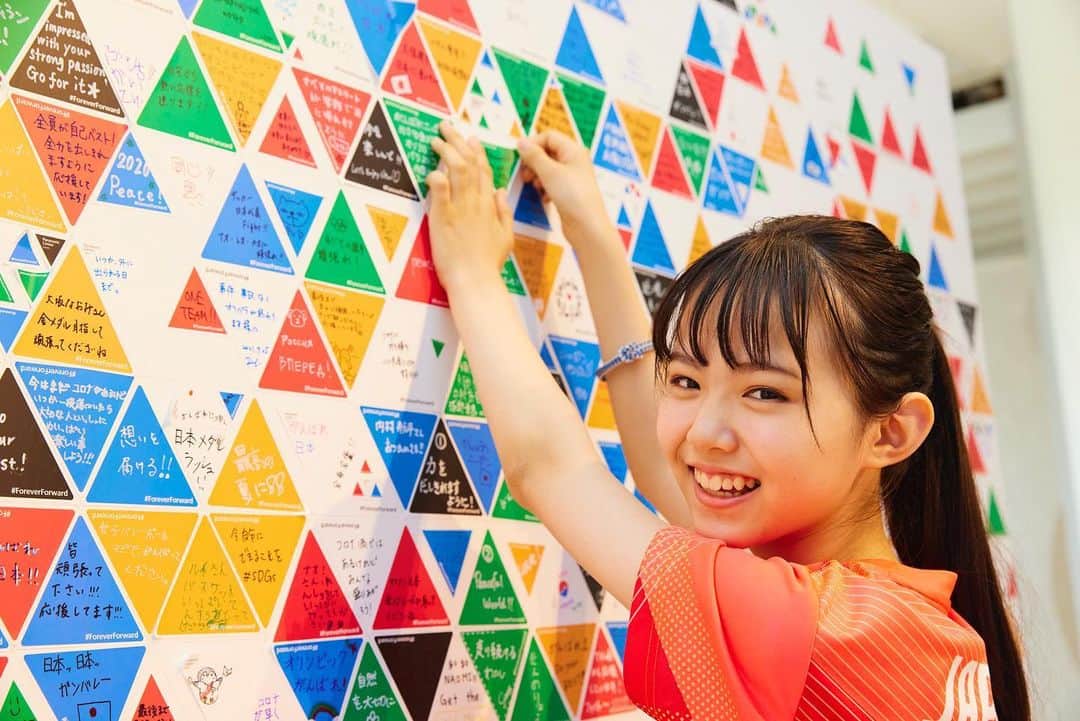 ニコ☆プチのインスタグラム：「🏅🏅🏅 . 「選手のみなさんがんばってください！ おうえんしてます！🌱」 . TOKYO2020企画で訪問したパナソニックセンター東京で、 選手たちへ応援メッセージを書いてきたよ☺️✏️ . 今日から開幕のパラリンピック、 みんなも一緒に応えんしよう❤️‍🔥 . #小松崎ふたば #ニコプチ #tokyo2020 #パラリンピック」