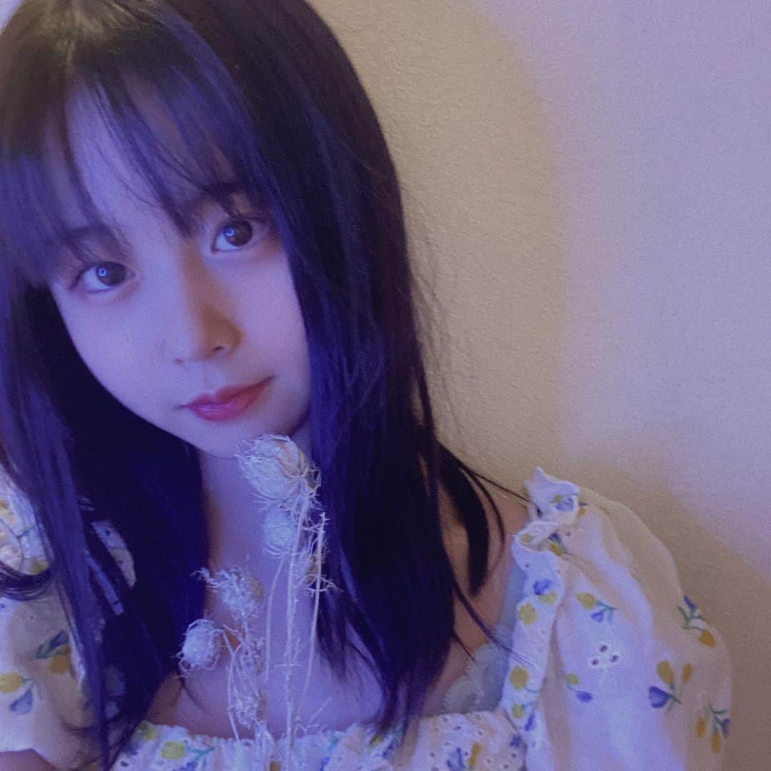 のインスタグラム：「花の匂いがちょっと苦手でした笑そういえば今めっちゃ夕日ライト欲しい🤍🌞 #OFFICENOIR#福岡#モデル事務所#福岡モデル事務所#ティーンズモデル#中学生#中学生コーデ#中学生モデル#かわいい#おしゃれ##ootd#instagood#moldiv#follwme #showroom#tagsforlike#ダンス#ロングヘア#potd#jc#jc2#TT#Popteen芸能部#Popteen#トップティーンズ」