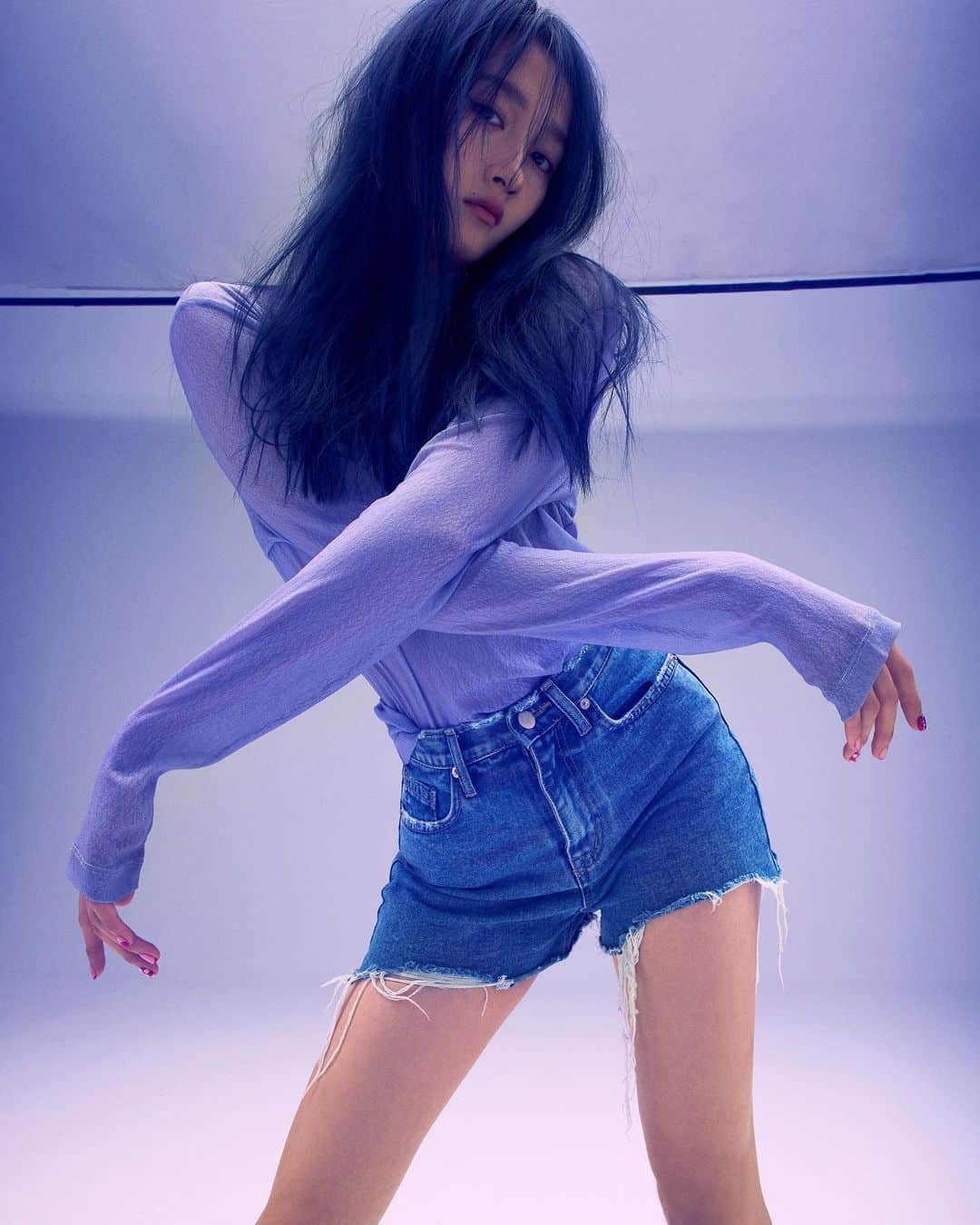 クアン・シャオトン（Guan Xiaotong）さんのインスタグラム写真 - (クアン・シャオトン（Guan Xiaotong）Instagram)「💙💙💙很蓝（懒） 📷by @kaizfeng」8月24日 21時10分 - stronger917