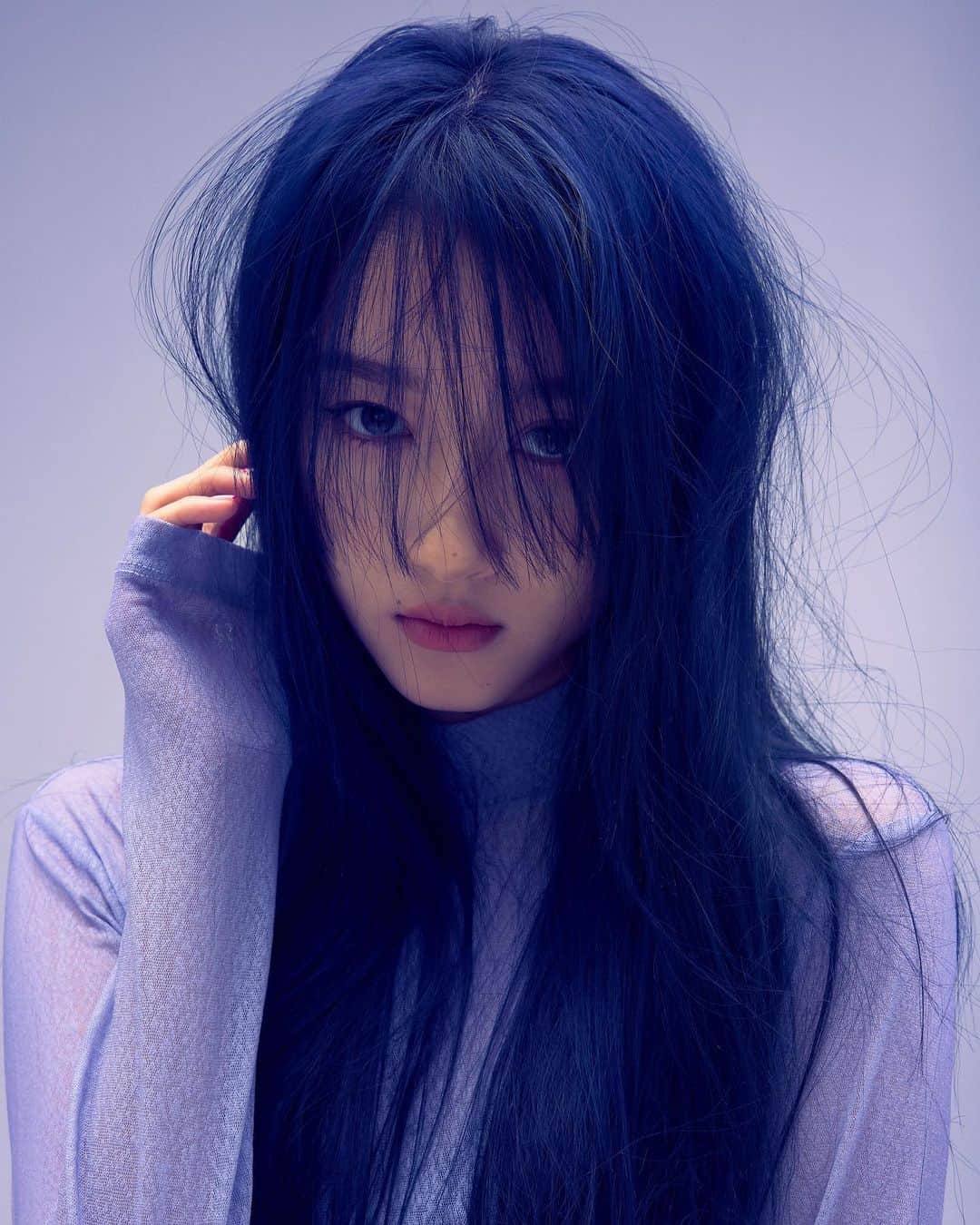 クアン・シャオトン（Guan Xiaotong）のインスタグラム：「💙💙💙很蓝（懒） 📷by @kaizfeng」