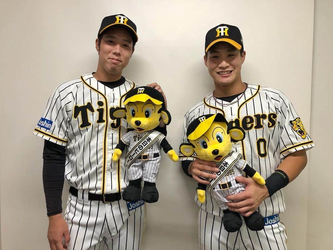 阪神タイガースさんのインスタグラム写真 - (阪神タイガースInstagram)「今日のヒーロー‼︎ 7回までを投げ、今季10勝目を挙げた青柳投手と先制のタイムリーツーベースを放った木浪選手です✨  #青柳晃洋 選手　#10勝目  自身初の#二桁勝利 ‼︎#ナイスピッチング #木浪聖也 選手 #ナイスバッティング ‼︎ #阪神タイガース #挑超頂」8月24日 21時25分 - hanshintigers_official