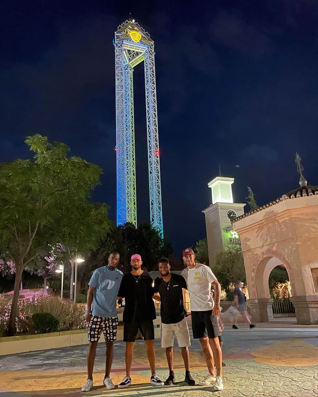 ヤニック・フェレイラ・カラスコのインスタグラム：「@parquewarner」