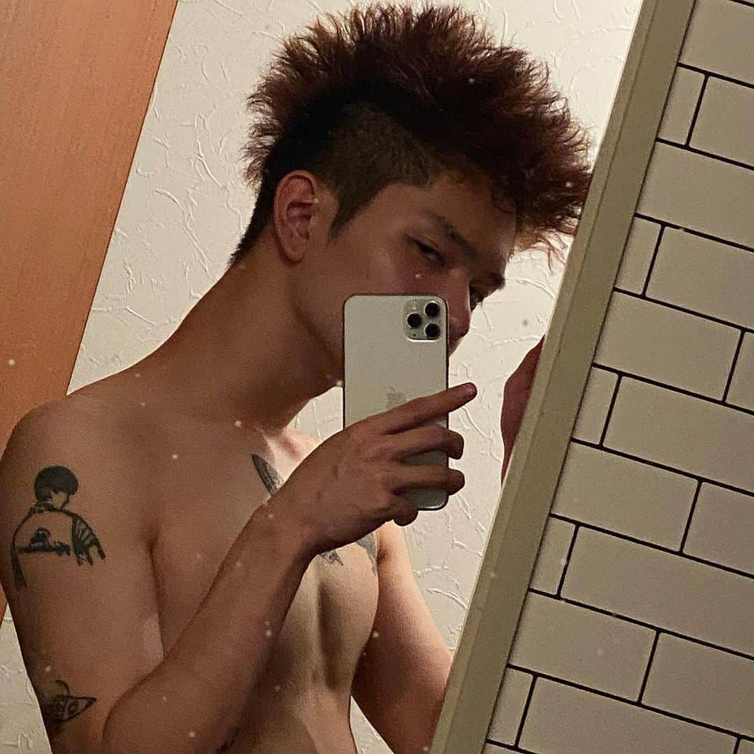 のインスタグラム：「🔮🔮🔮  ※ガリガリでごめんなさい、もっと鍛えます  占い師の人がSNSに上半身投稿すると運気上がるみたいな事言われたので載せます」