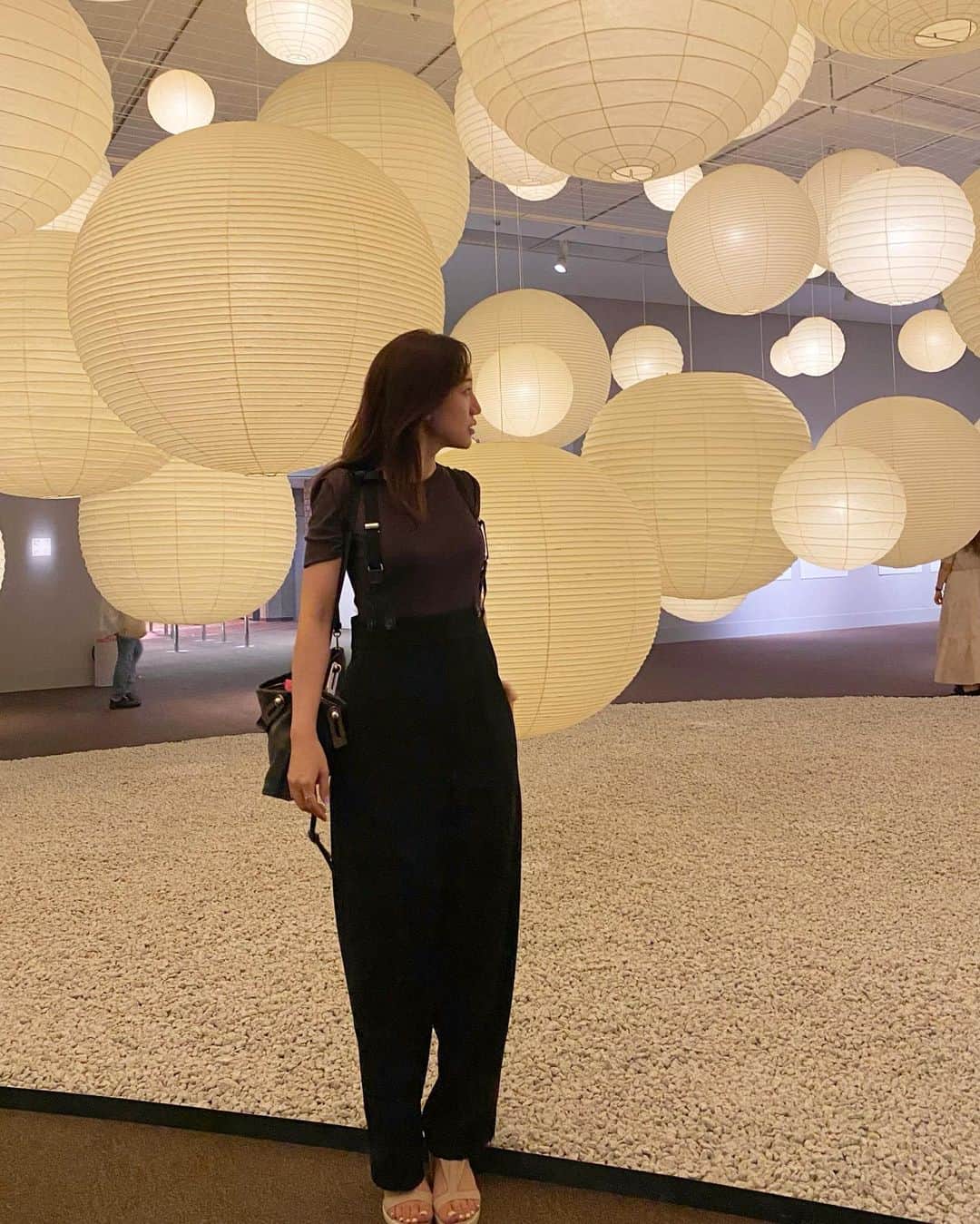 のインスタグラム：「インスタで一目惚れした灯の集合体🪐🌏🌔 自分の目で見れて良かった☺️☺️  “イサム・ノグチ 発見の道”🪨 提灯だけじゃなく彫刻もあって見応え充分の展覧会 受付ギリギリに入って30分で急ぎ早に見て周りました🌀 東京都美術館、行くの2年ぶりの2回目なのに いつも間違えて車道の外周を30分かけて歩いてしまう...笑 次こそは間違えない😤 また次はいつどんな作品に出会えるかな🪄  #イサムノグチ#発見の道#東京都美術館 #art#museum#tokyo#isamunoguchi」