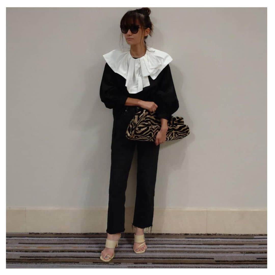 井関かおりさんのインスタグラム写真 - (井関かおりInstagram)「Big collar blouse の白い襟を同じ黒いブラウスにつけてみました😍 バイカラーにするとまた表情が違くなる^_^  ブラウスは27日の22:00〜発売予定です♡  blouse: #RIKO denim、shoes : #zara bag: #avacation   #着回し  #ブラウス #ブラウス好き #ブラウスシャツ #ZARA #RIKOブラウス #RIKOブラ #RIKOシャツ」8月24日 21時44分 - isekikaori_kimawashi