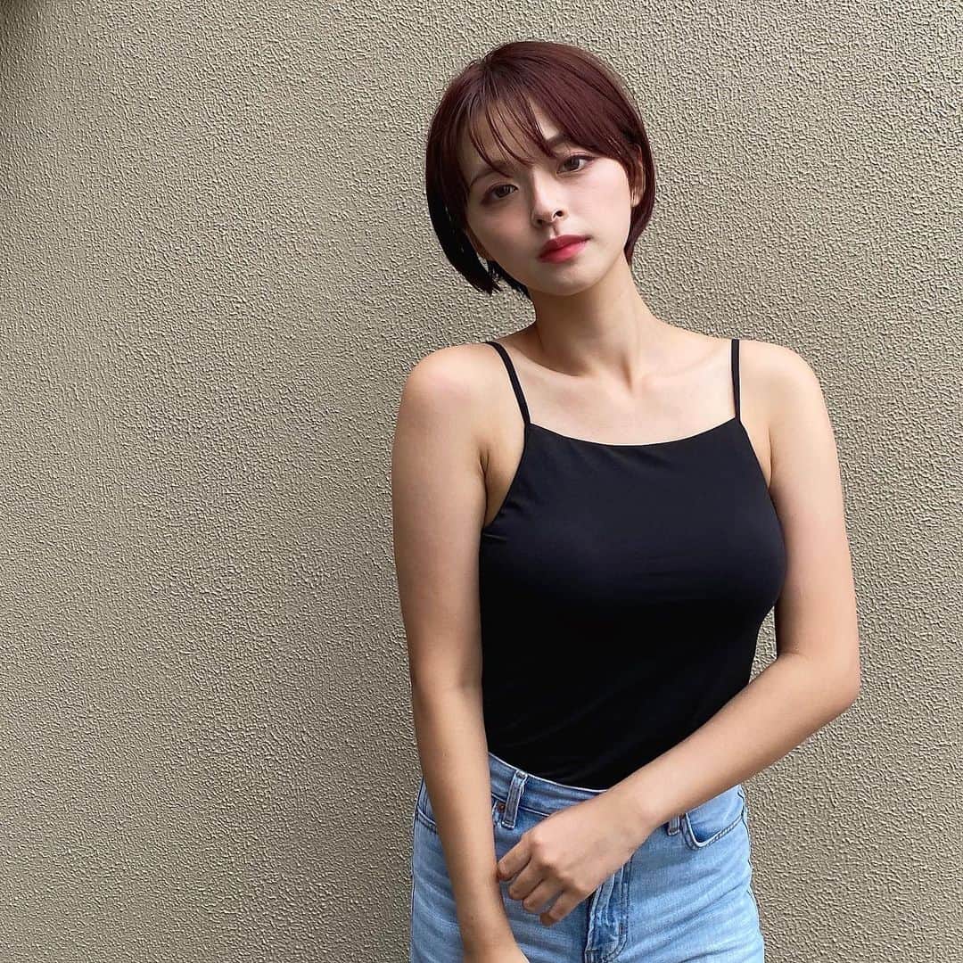 かおりのインスタグラム：「・ ・  髪色、赤っぽくした🍎  #夏コーデ #ショートヘア」