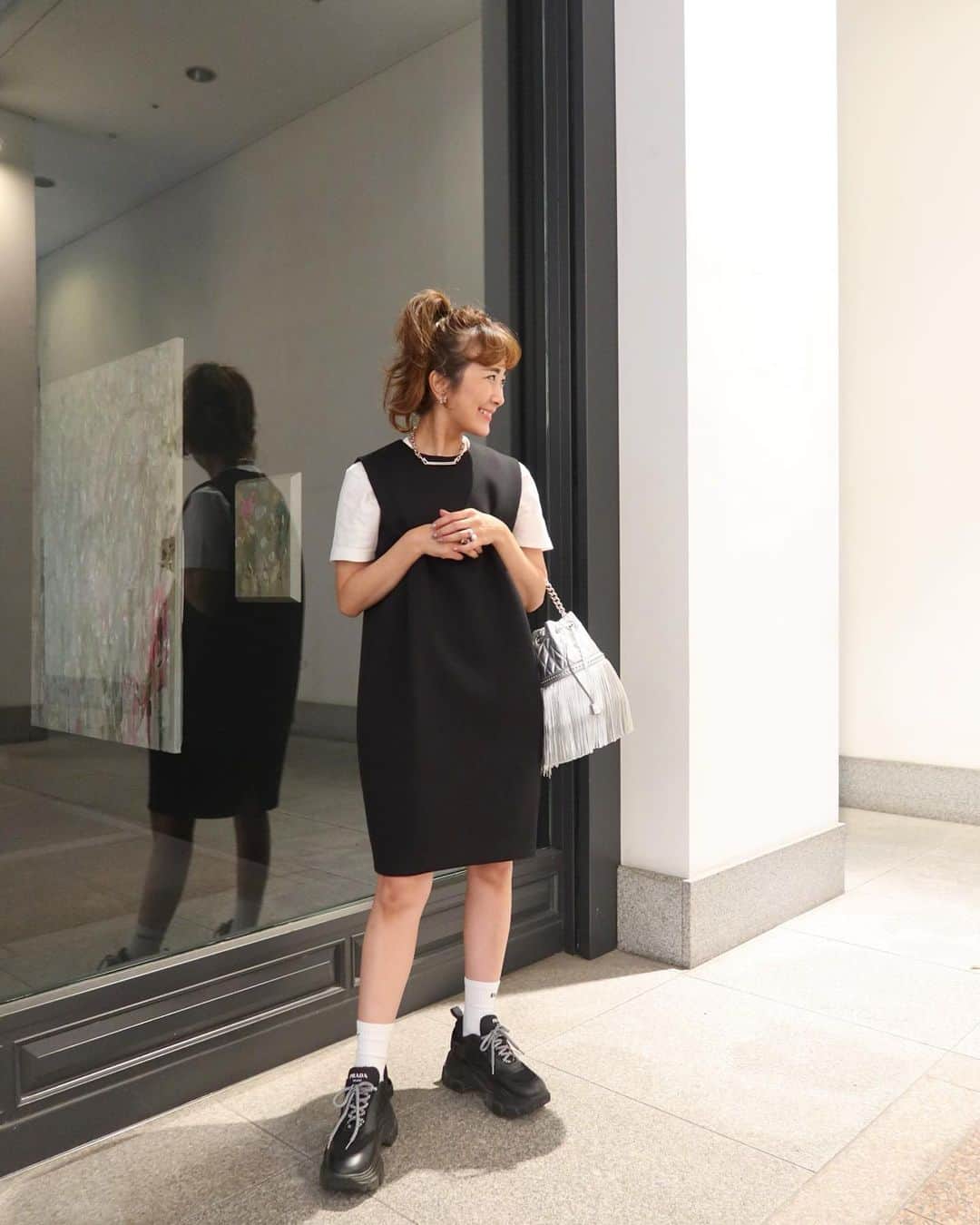 Mai Wakimizuのインスタグラム：「1つ前のpostでご紹介したオラフワンピ、今日はblack。今は1枚で着るかTシャツIN！明日からまた夏日が戻ってくるそうなので、当分はこんな感じかな＼(^o^)／定番blackは持ってて損なしの1枚だと思います♡(買ってたら良かった！ってリアルに後悔するやつ。笑)なぜオラフワンピ？と聞かれるのですが、ディズニーのオラフにシルエットが似てるから♡毎シーズン変わらずロングセラーの人気者ちゃんです♡ #wakkinstyle#ootd#coordinate dress:#linkable @linkable_official(今週26日発売予定)」