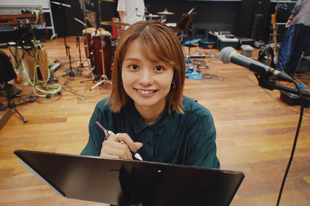 足立佳奈のインスタグラム：「皆さま、もうすぐ配信LIVEですよっ！  新たなバンドメンバーで、 今回は演奏しようと思います💭 そして新曲も披露しちゃいます。沢山頭使って、心をこめて、リハーサルしてます🌈  8月30日20:00~ 配信LIVEします！よろしくね！  チケットもうゲットしてる？？」