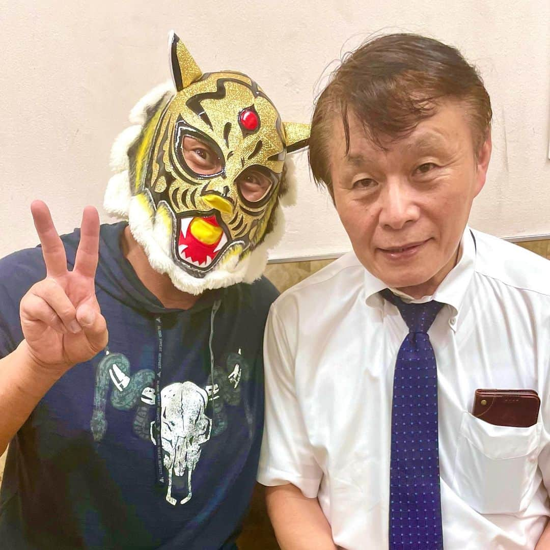 タイガーマスクさんのインスタグラム写真 - (タイガーマスクInstagram)「リングドクターの林先生と😁 林先生は、プロレス界に34年いらっしゃる大ベテラン‼️ 会場で見かけた方も多いと思います。 ちなみに、林先生は私の体の頭から爪先まで何でも知っているといっても過言では無いです😁 先生、いつも試合前、試合後のケアを有難うございます😊 #タイガーマスク #tigermask #njpw #林督元 #ドクター林 #リングドクター #弘邦医院」8月24日 21時58分 - tigermask.njpw_official