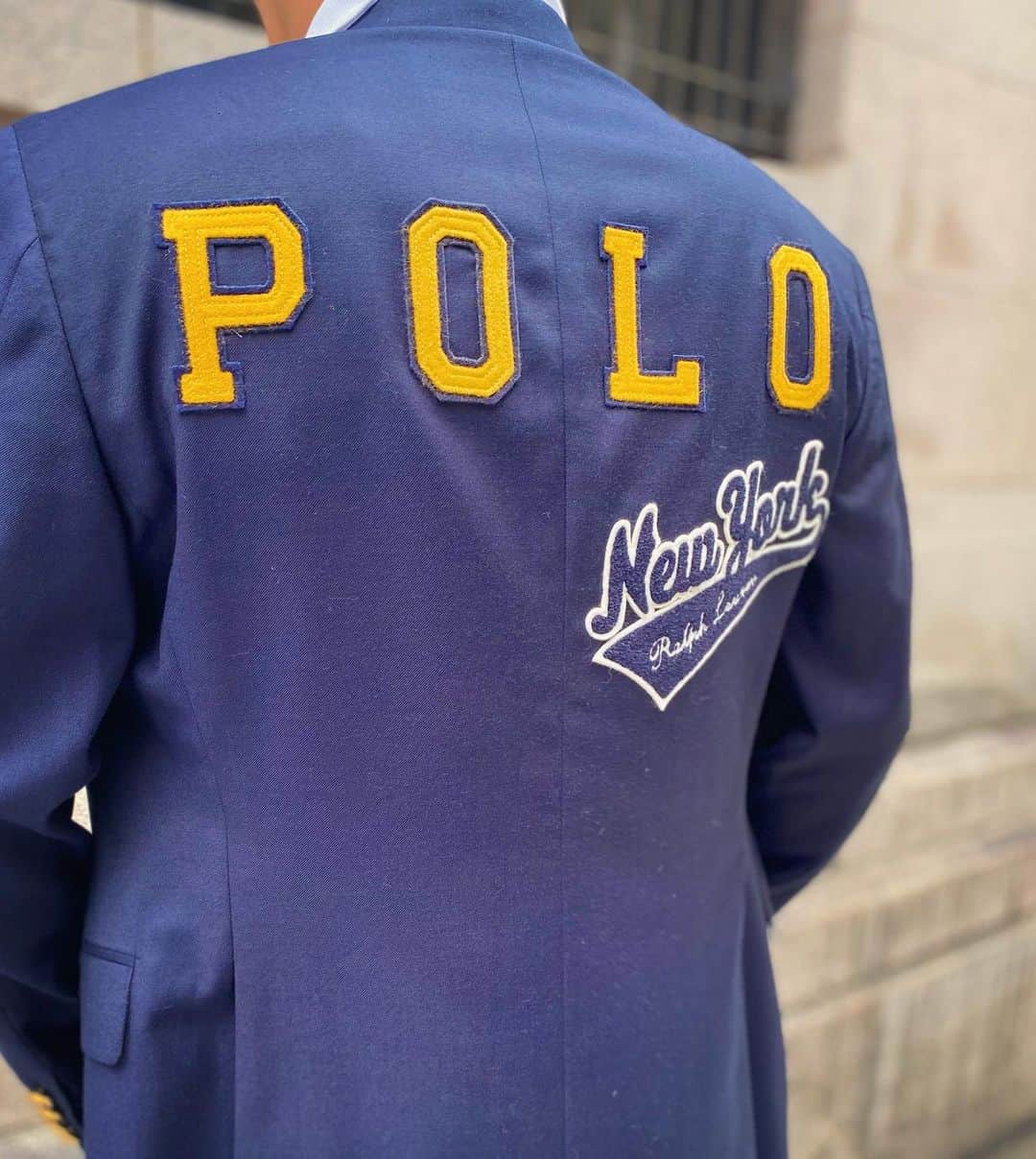 小川ひとみさんのインスタグラム写真 - (小川ひとみInstagram)「His new #CYO jacket🥺❤️ @poloralphlauren   彼のCYOも特別素敵に出来上がった❤️ 紺のブレザー ラルフローレンのブレザーは 一生もの🥳  思い切り遊び心満載でカスタムして "Special"感❤️  私の買い物に付き合ってくれる彼が 私よりも大物をお買い物して いつも本気でCYOに挑んでる…🤫   #ポロラルフローレン #ポロラルフローレン京都髙島屋 #MyRL #CYO #CreateYourOwn #京都高島屋　#京都髙島屋 #京都タカシマヤ　#ThePoloCustomShop」8月24日 21時52分 - hitomy220