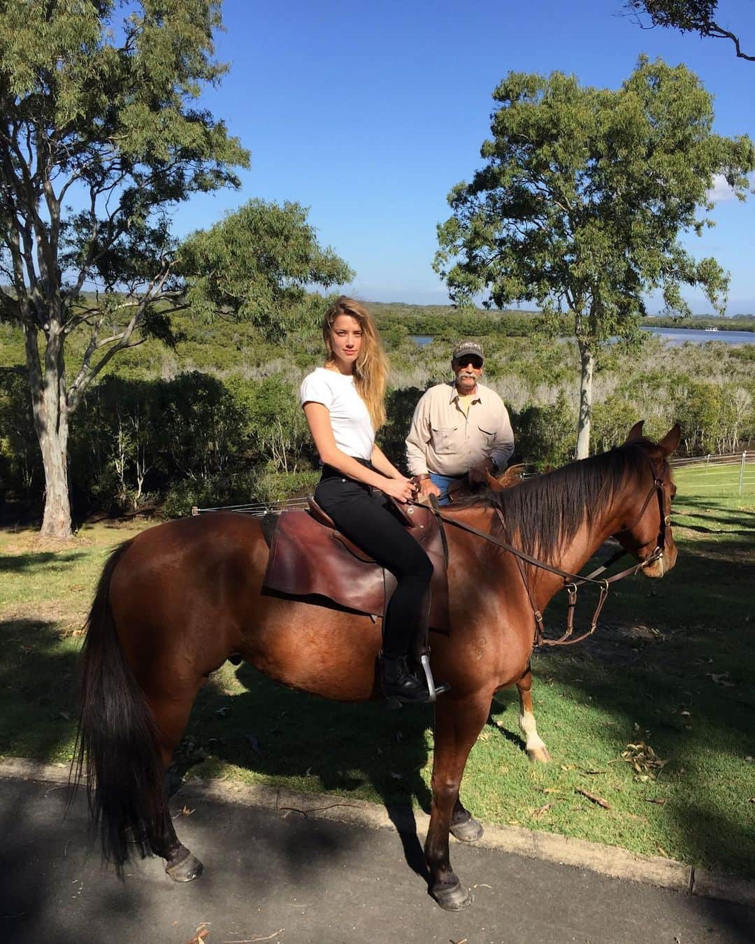 アンバー・ハードのインスタグラム：「Horsin’ around with Dad #tbt 🐎」