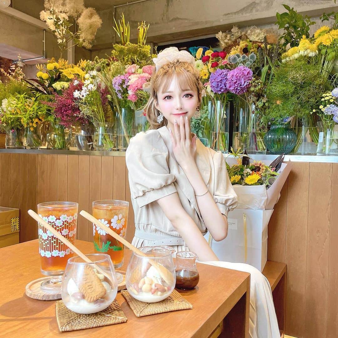 あやちゃんさんのインスタグラム写真 - (あやちゃんInstagram)「店内がお花でいっぱいな韓国っぽカフェ🤍🕊 カキ氷は売り切れだったからアフォガードにしたの☕️🤎  ニューネイルはガラスフレンチ🤍🏹 ずっとやりたかったデザイン♡めちゃくちゃかわいいでしょ✨ @bianca_m2s で☁️ 担当の金子さんいつもありがとうございます✨  あ！新作チェックしてくれたかな？ これからの時期ピッタリすぎるワンピ✨ @avectoi_official_  シンプルだけど被らない大人っぽくてどこにでも来て行けちゃう☕︎︎‎𓂃 𓈒𓏸 買ったよー！てdmすっごく嬉しい♡  ⁡ 📍 𝐌𝐀𝐑𝐑𝐎𝐍 𝐏𝐀𝐏𝐈𝐄𝐑 𝐓𝐎𝐊𝐘𝐎  🚃 千駄ヶ谷駅 / 新宿御苑前駅 ⁡ #marronpapier #marronpapiertokyo #cafe #マロンパピエ #千駄ヶ谷カフェ #新宿御苑カフェ #東京カフェ #カフェ巡り #カフェ活 #カフェ #韓国カフェ #お花屋さんカフェ #韓国ヘア #韓国ファッション #韓国カフェ #韓国っぽ #韓国っぽカフェ #プリーツスカート #プリーツスカートコーデ #プリーツワンピース #秋服コーデ #ネイルデザイン #ガラスフレンチ #ガラスフレンチネイル #キラキラネイル #ストーンネイル #フレンチネイル」8月24日 22時29分 - aya.you.love.r
