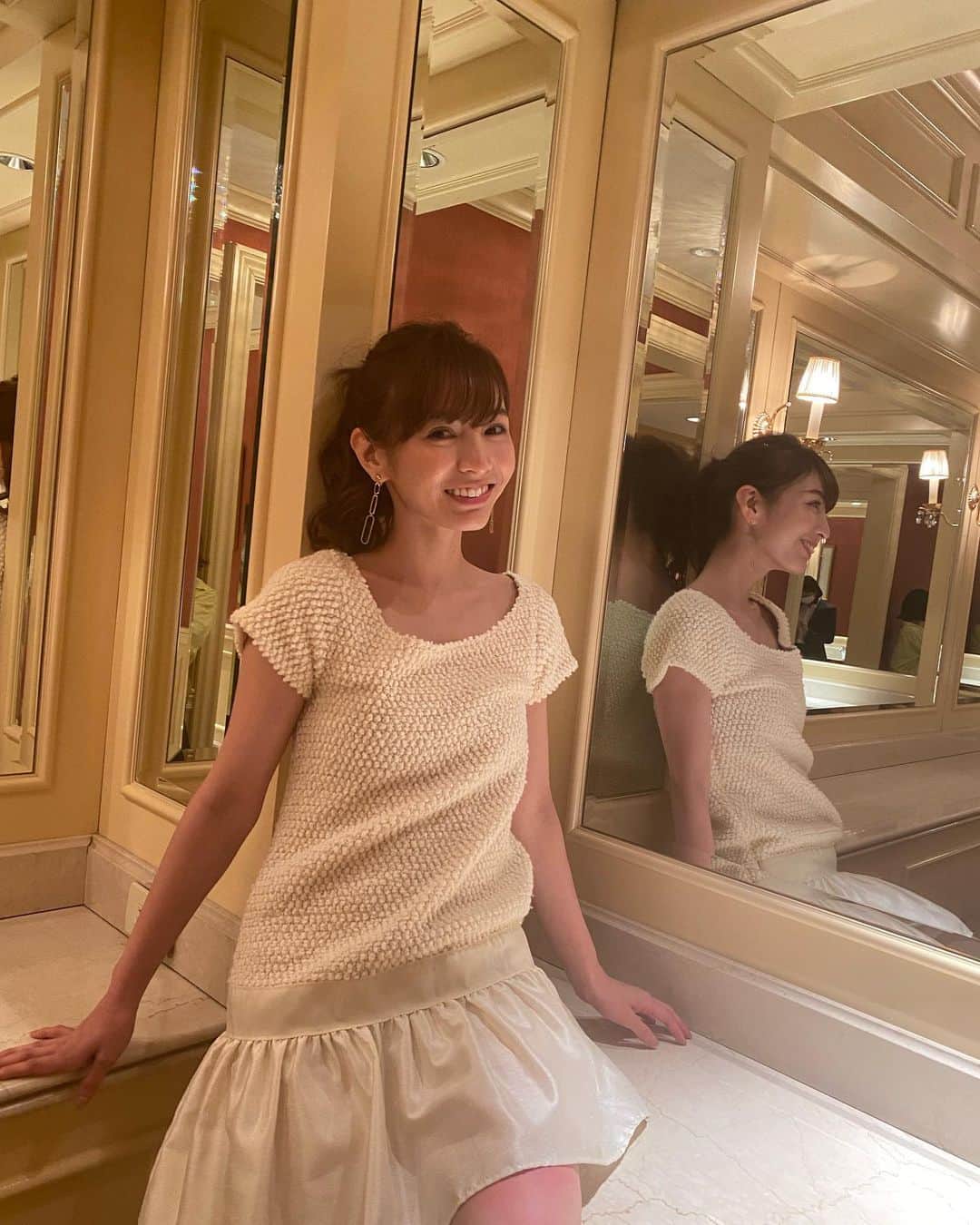 ほのかさんのインスタグラム写真 - (ほのかInstagram)「ホテルのトイレが"美"だった✨✨✨ ちゃっかり鏡に二人 映ってる...🙊💖 @asamiuesugi  ・ #リーガロイヤルホテル #東京 #ほのかの衣装」8月24日 22時45分 - nononon159