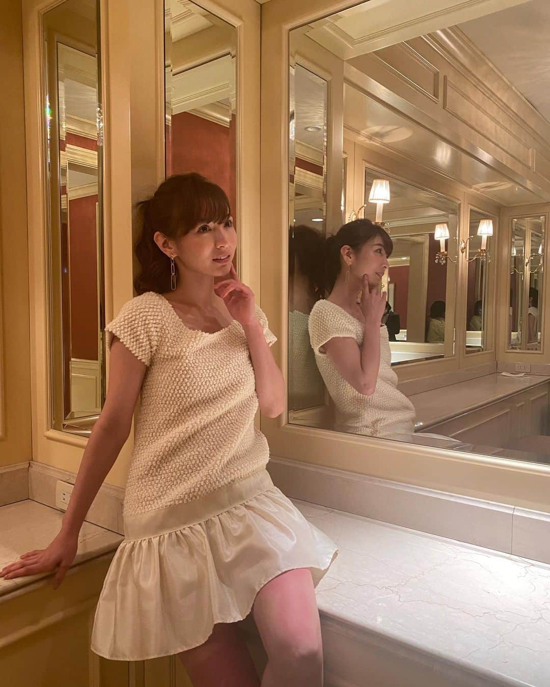 ほのかさんのインスタグラム写真 - (ほのかInstagram)「ホテルのトイレが"美"だった✨✨✨ ちゃっかり鏡に二人 映ってる...🙊💖 @asamiuesugi  ・ #リーガロイヤルホテル #東京 #ほのかの衣装」8月24日 22時45分 - nononon159