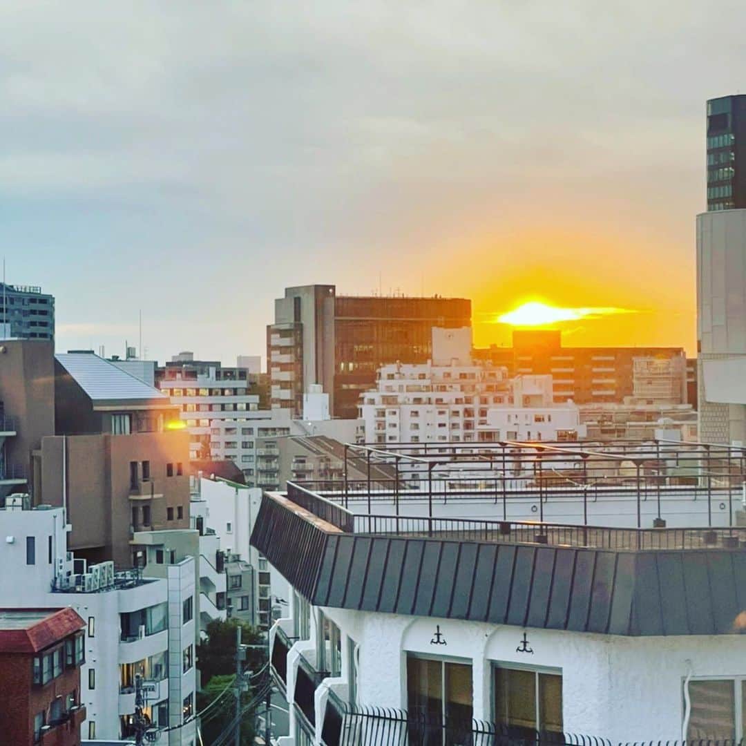 板谷由夏 さんのインスタグラム写真 - (板谷由夏 Instagram)「FIGARO @madamefigarojapon  撮影でした 夕陽を浴びてエネルギーチャージ わたしは元気です。 ブルーインパルス見逃したけどさ。」8月24日 23時15分 - yukaitaya