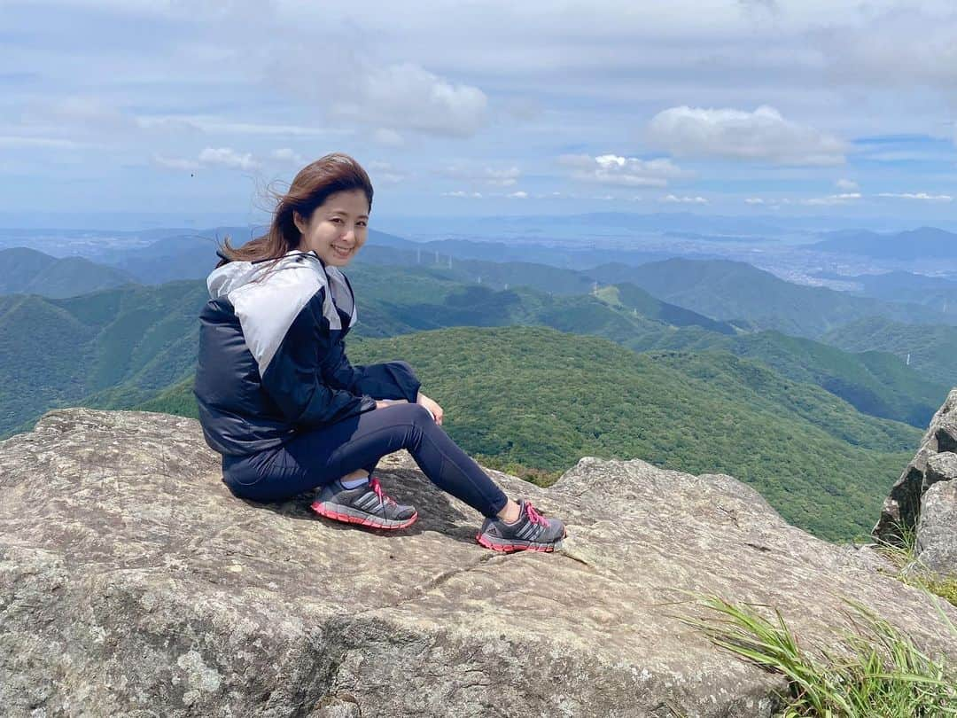 中島遥のインスタグラム：「この前の登山、福智山山頂⛰ もう１ヶ月前の事だけど☺️笑  福岡来てから自然をすごく満喫してる🌳見た事ない景色沢山あるから感動する☺️✨九州いい所だよーって良く聞くけど、その意味がすごく分かる気がする👍✨  #福岡県#福智山#登山#ハイキング #自然#山#⛰#山頂 #お出かけ#転勤族 #portrait#ロケ#東京カメラ部#カメラ#一眼レフ#フォロー#カメラ女子#follow#japan#japanesegirl #いいね#コメント#ありがとうございます」