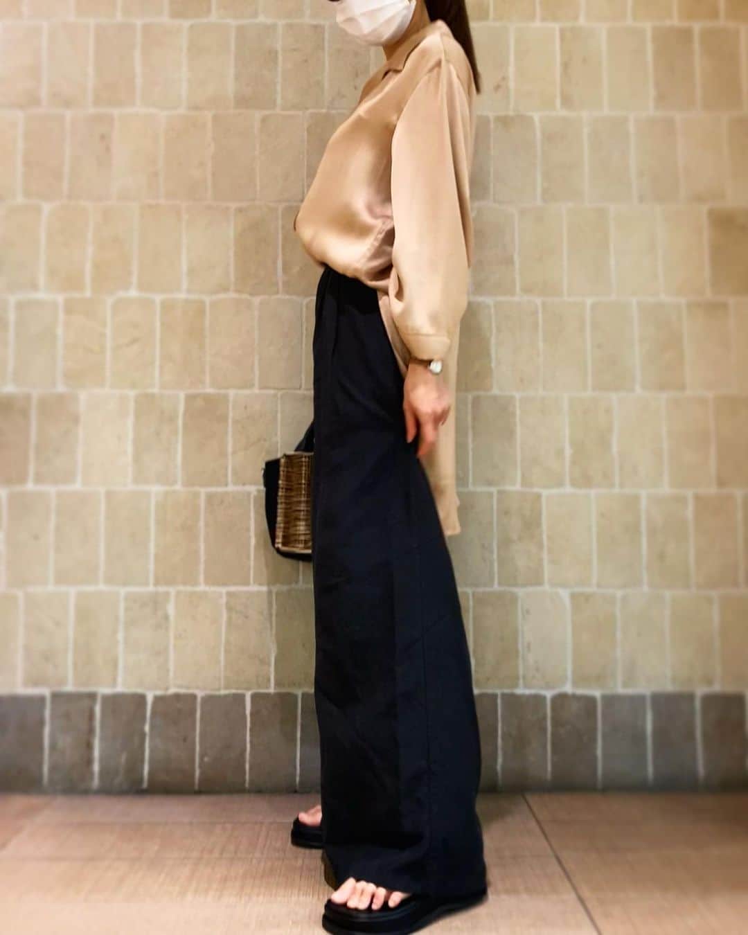 小林夏子のインスタグラム：「先日届いた とろとろとろみシャツ 一枚でさらっと着心地よすぎて ヘビーにユーズの予感…！  #fashion #days #unbalancetokyo  #hermes #boucheron  #ahkah #diamond #gold  #simple #actress #counselor  #mom #love #life #thanks」