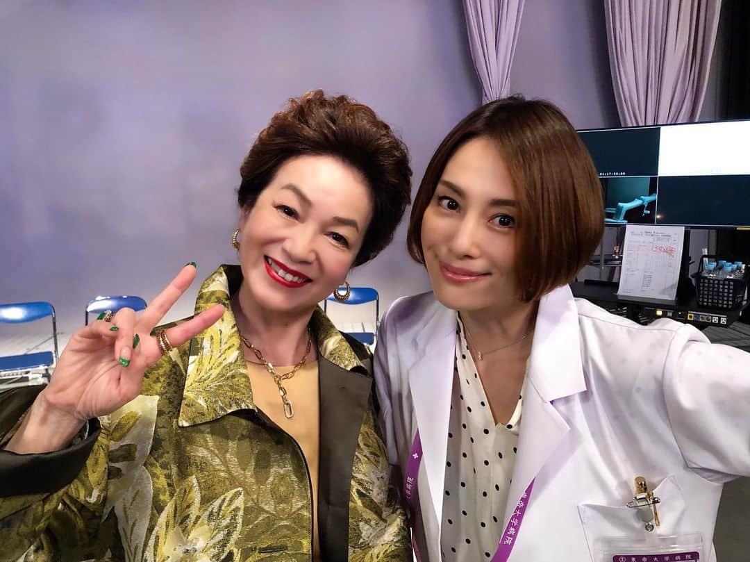米倉涼子のインスタグラム：「2年ぶりに 藤真理子さんにお会いしました！ こうやって再会出来ることに感謝です、ドクターXありがとう^ ^ 相変わらずのマリたん節がとってもチャーミング❤️  @doctorx_official  #藤真理子  #感謝」