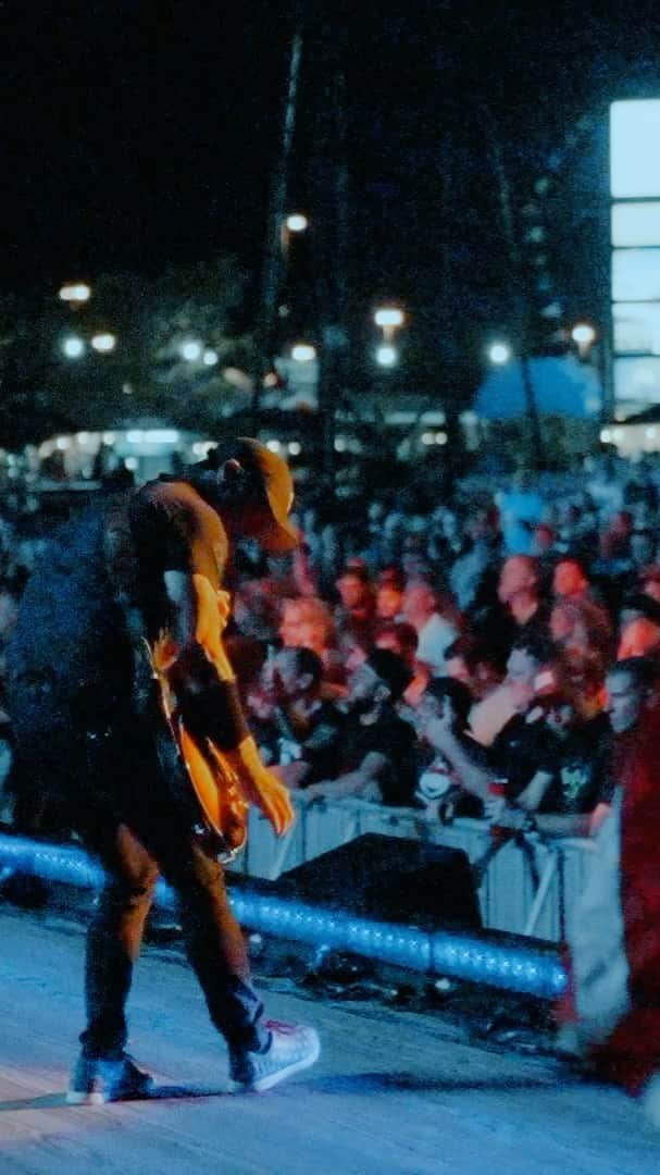 3 Doors Downのインスタグラム：「From sea to shining sea - headed from the east coast to the west coast this week. Who are we going to see out there?  🎥: @thebendermatt」