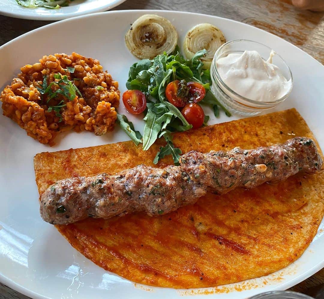 新田朝子さんのインスタグラム写真 - (新田朝子Instagram)「ハイファで、ジューシーな #ケバブ に出会えて感動。お肉が詰め詰めでぎゅっとしたケバブはあまり好みでなく、ふわっとした食感が好きです。 . ファットゥーシュサラダと好物 #クナーフェ も上品な味わいで美味しかった🤍現地の知り合いの方おすすめのLevantine restaurantでした。 . #ハイファ #イスラエル #アラブ料理 #海外グルメ #中東 #海外在住 #haifa #israel #levantine #middleast #arabicfood #fattoush #kebab #knafeh @rola_levantine_kitchen」8月25日 0時26分 - asako.nitta