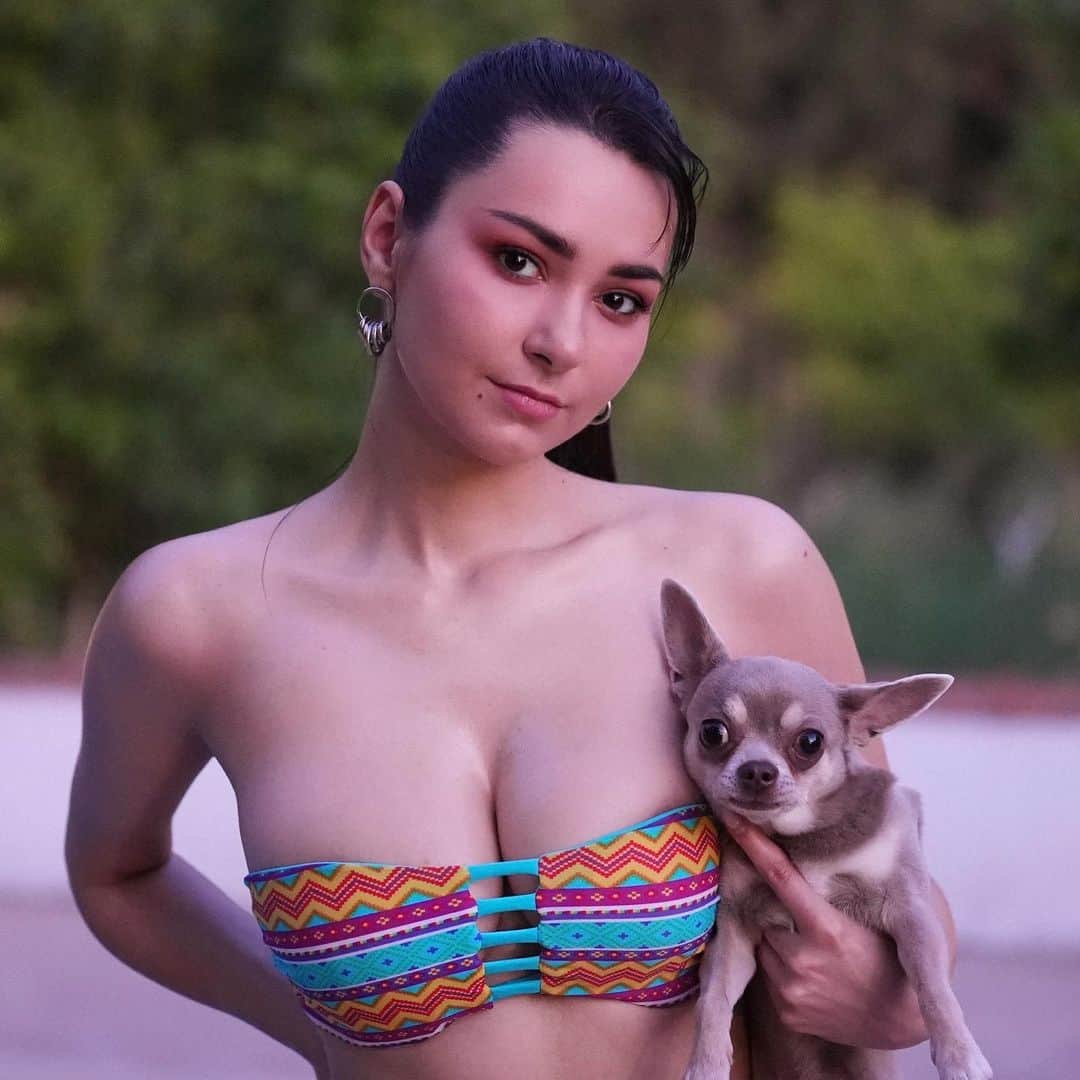 ヘルガ・ラブケティのインスタグラム：「We are similar? 🧐😳🐶   Especially the look 👀😂😭」