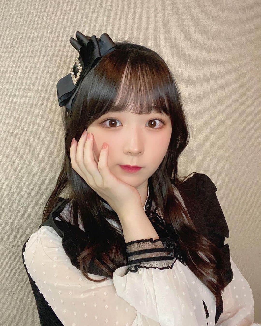 高田もものインスタグラム：「. 今日もたのしかったー！ . ありかしこ🍑 . かしこ . #高田もも #かしこってなに #かしこ #instagood #instagram #リボン #🎀 #リボンアレンジ #ロングヘア #レイヤーカット #黒髪ロング #前髪 #ブラウス #instafashion #blackoutfit」