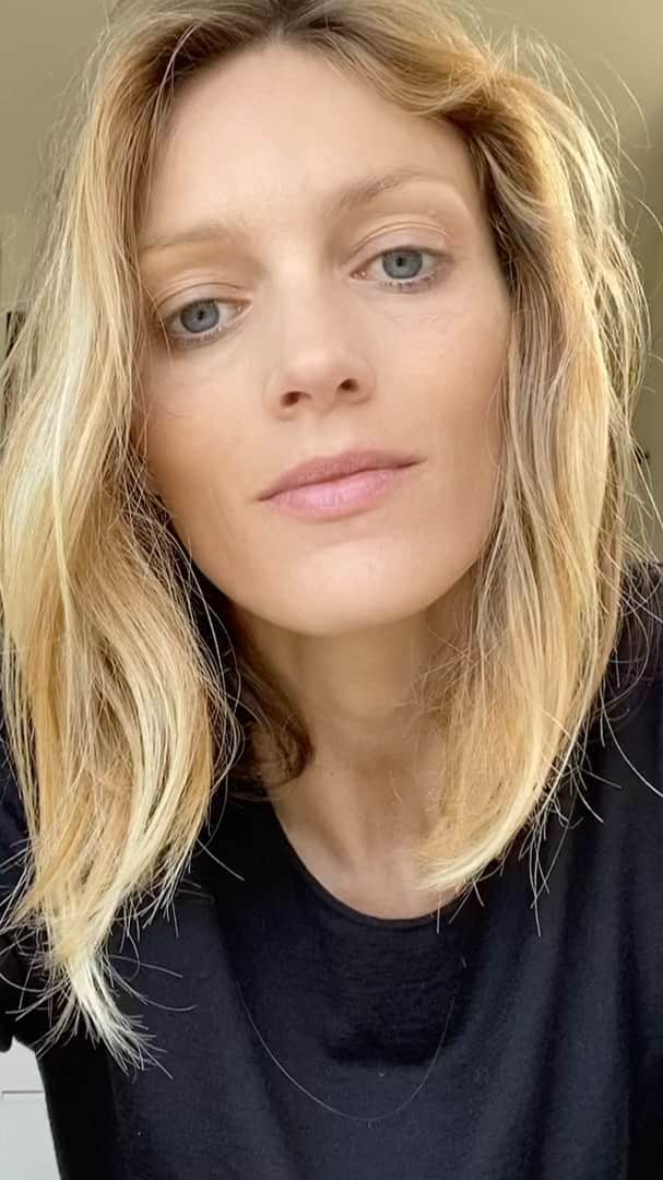アニヤ・ルービックのインスタグラム：「✔️Zrób zdjęcie portretowe na białym, prostym  tle -  wyślij je na insideout@sexed.pl z imieniem i nazwiskiem.  ✔️Aby zdjęcie pojawiło się w projekcie, wypełnij zgodę na wykorzystanie Twojego wizerunku/zdjęcia w projekcie/instalacji. Link online do zgody - w BIO   Pokażmy razem, że wartości, które niesie za sobą edukacja seksualna są nam bliskie. Że każdy ma prawo poszukiwać i wyrażać siebie tak, jak chce. Że wszyscy jesteśmy różni, a w tej różnorodności podobni, bo zwyczajnie ludzcy. Edukacja seksualna to nasze podstawowe prawo. Jest o nas i dla nas. I pora mówić o tym głośno.  PS. Polskie tłumaczenie zgody jest na www.sexed.pl - jeśli wolisz możesz polską zgodę wydrukować i podpisać - zrobić jej zdjęcie i nam podesłać w mailu razem z portretem - ale prościej zrobić to online przez link w bio. ( tak też nie marnujemy papieru:)」