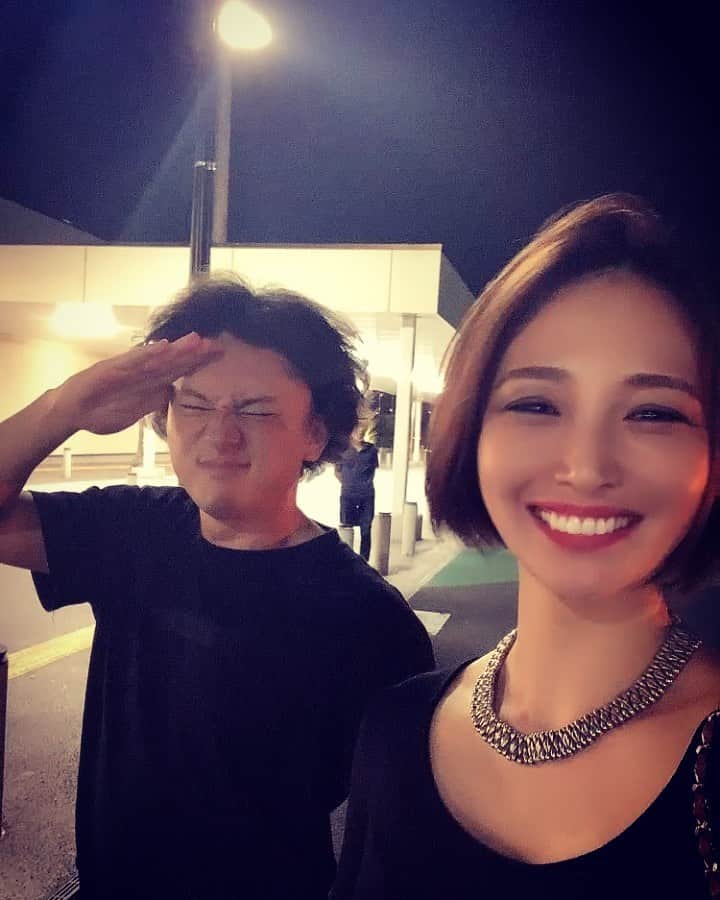 澤田友美のインスタグラム：「. 久しぶりのユーヤ👦🏻yay!!!! 嬉しかったなぁ♪１日冒険みたいで楽しかったね‼︎ ユーヤとの撮影はいつも楽しすぎてヘトヘトで帰る。気づけば10年だなんてびっくりだよね。尊敬している大切な大切なだーい好きな @yuyatakahashi.monster 📸 いつも笑わせてくれ、刺激や自信をくれ本音ではなせる関係をありがとう😊✨ ゆっくり休んでよー😴✨ . . #yuyatakahashi」