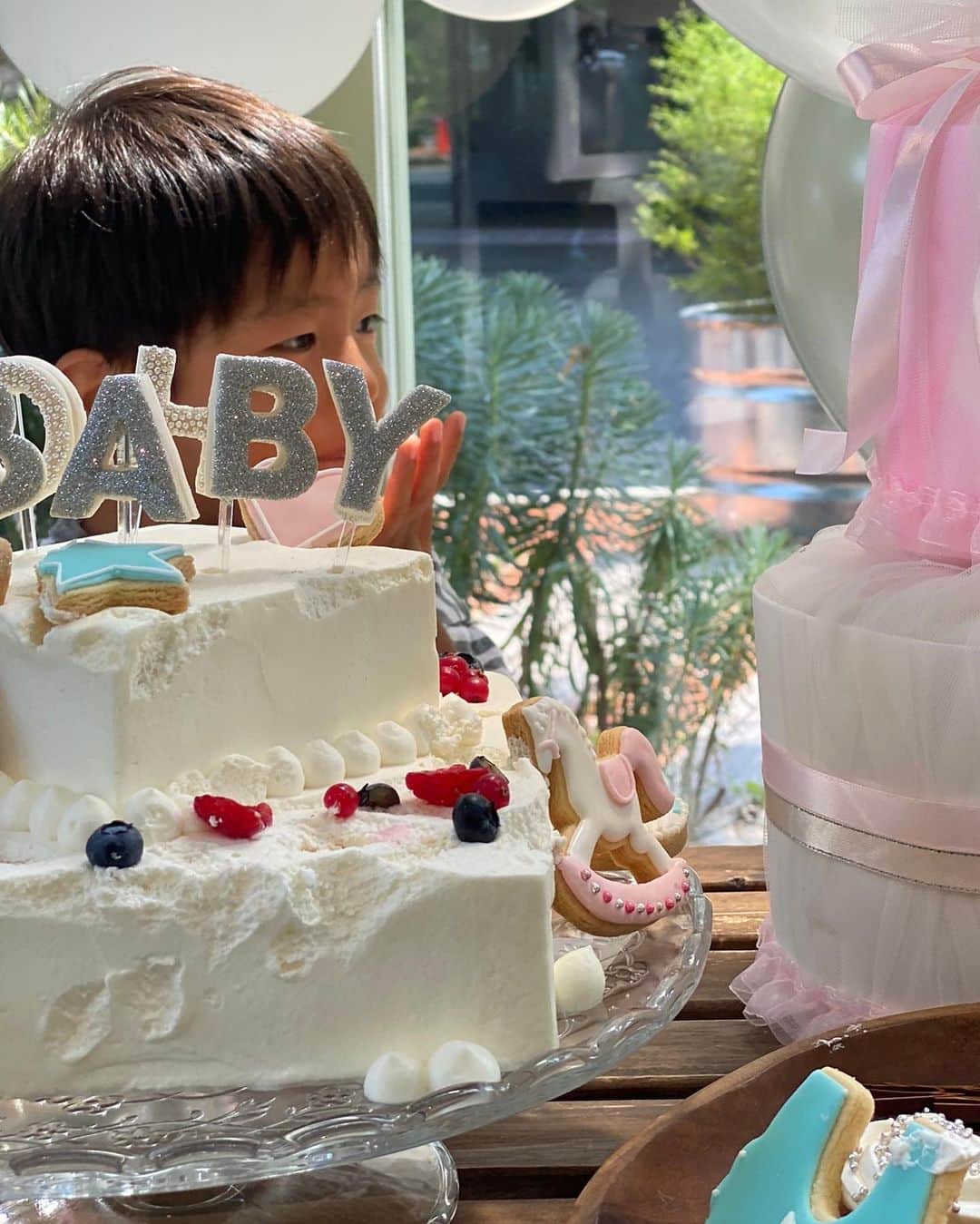 yuiさんのインスタグラム写真 - (yuiInstagram)「. . . " Oh Baby " 👶🍼  @mitsuko0315_threem が新しく作ってくれたよ🥺✨ . お洒落が過ぎないかい？？本当に有難う♡ . .今からbaby showerする方にオススメです♡ . . 小さいサイズの物も、 大きなサイズの物も 1つあるだけで、 カップケーキが、お花が、ケーキがお洒落に見えて、 繰り返し使えるので便利です✨💓 . @threem.official より販売されますよん🎂✨  . 6.７枚目は、 ふと見るたびに @yuriko0205 の息子が こっそり色々食べていて可愛かったです🐷笑❤️ .  #babyshower #welcomebaby #ベイビーシャワー #ゆいのママライフ」8月1日 11時36分 - yuiram