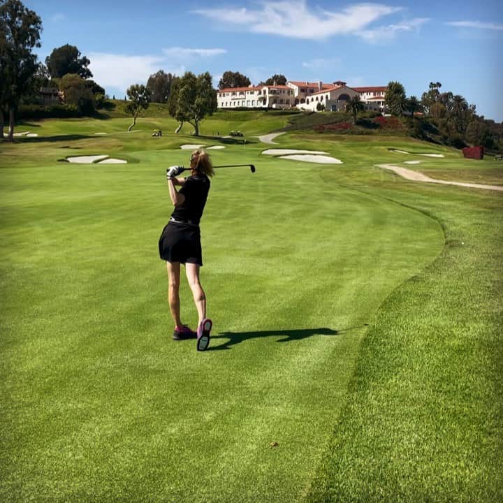 アンナ・ローソンのインスタグラム：「#golfdork but worth it for the eagle! 😬 🦅🦅🦅」