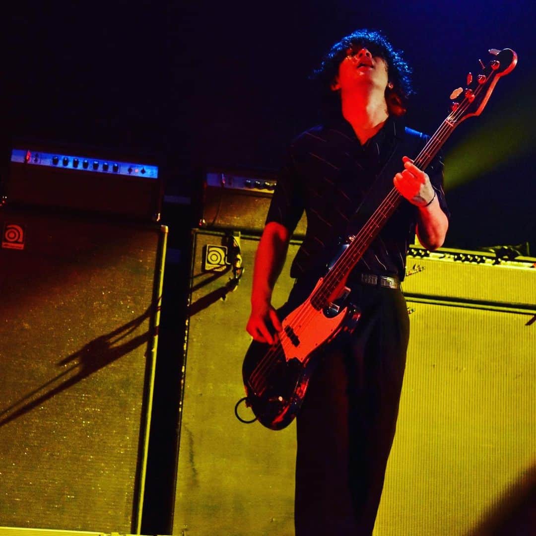 磯部寛之のインスタグラム：「Thank you Osaka! Also, big thanks to all of you who watched our show online. It’s been an amazing tour, so grateful for being able to tour around under such complicated circumstance. I appreciate you all for your cooperation on taking measures to meet the situation. Can’t wait to see everyone in October! Hiro 大阪ありがとう。そして配信で見てくれた皆さんもありがとうございました。バンドとしても成長したライブハウスツアーだったし、何よりやっぱ楽しかった。以前複雑な状況の中ツアー回れた事を嬉しく思ってます。まだ色んな事情で来れない人も沢山いると思うけど、必ずまた会いましょう。来てくれた皆さん、この状況への対策に協力してくれてありがとうございました。今から10月月が待ちきれない。ひろ #alexandros #tour #aleatorictomatotour2021 #osaka #大阪 #zepposakabayside #day2 #thankyouall #ありがとう #10月 #横浜アリーナ #と #日本武道館 #で #会いましょう #aleatoricarena4days」