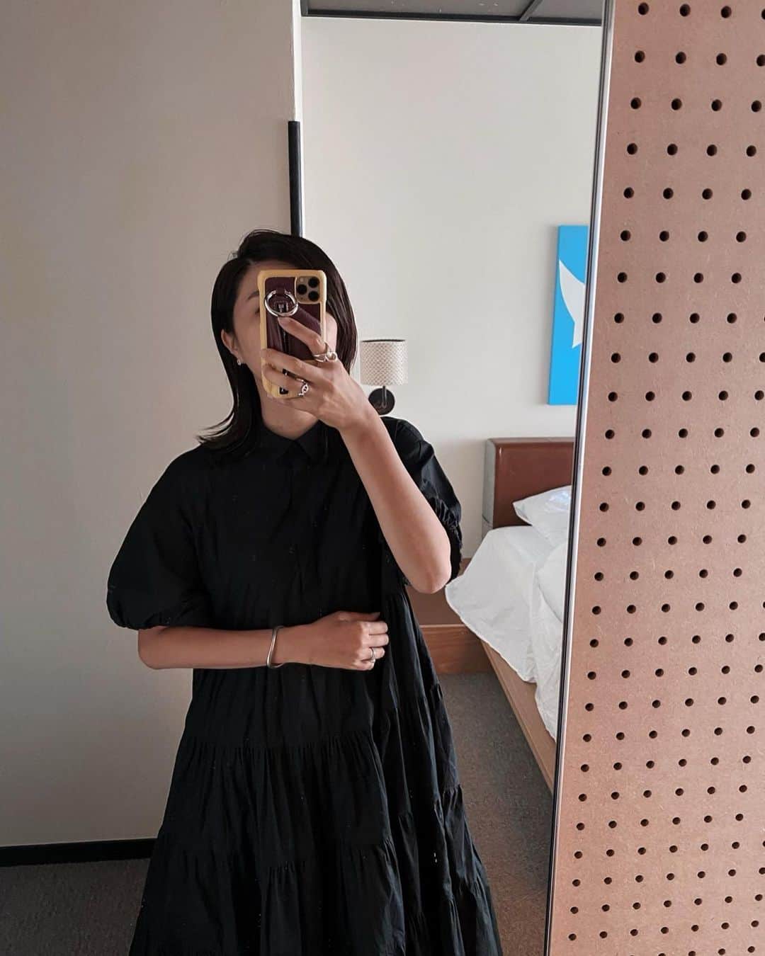 urakoのインスタグラム：「. ポワンとしたお袖が可愛くて 軽くて涼しく着れるので ティアードOPをめちゃ着る日々🖤 . . もうすぐ再入荷しますよ✔︎ . . #MACHATT」