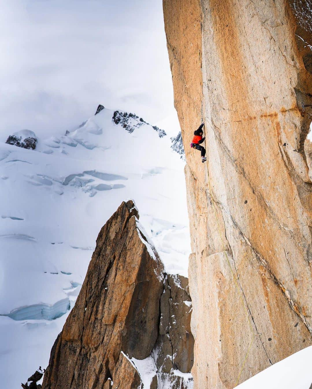 白石阿島さんのインスタグラム写真 - (白石阿島Instagram)「Chamonix photo dump ♻️📷 Tues: lead world cup finals ▶️ Wed: mountaineering type beat 🏔⛏🪖. (Was terrified of the axe and crampons 90% of the time) Digital Crack was equally wet as it was majestic, but I'm v happy I got to pull some moves! 😢❄️💧grateful to have had the privilege of traveling abroad to do what I love w some high-quality people 💟🎇 thank you @johnrobeds for leading us up Aiguille du Midi and @gajdaphotography , for the pictures and being a trooper/fellow novice alpine climbing companion🤝- wouldn’t have done it without you.」8月1日 10時42分 - ashimashiraishi