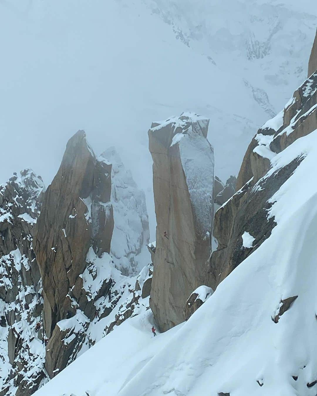 白石阿島さんのインスタグラム写真 - (白石阿島Instagram)「Chamonix photo dump ♻️📷 Tues: lead world cup finals ▶️ Wed: mountaineering type beat 🏔⛏🪖. (Was terrified of the axe and crampons 90% of the time) Digital Crack was equally wet as it was majestic, but I'm v happy I got to pull some moves! 😢❄️💧grateful to have had the privilege of traveling abroad to do what I love w some high-quality people 💟🎇 thank you @johnrobeds for leading us up Aiguille du Midi and @gajdaphotography , for the pictures and being a trooper/fellow novice alpine climbing companion🤝- wouldn’t have done it without you.」8月1日 10時42分 - ashimashiraishi