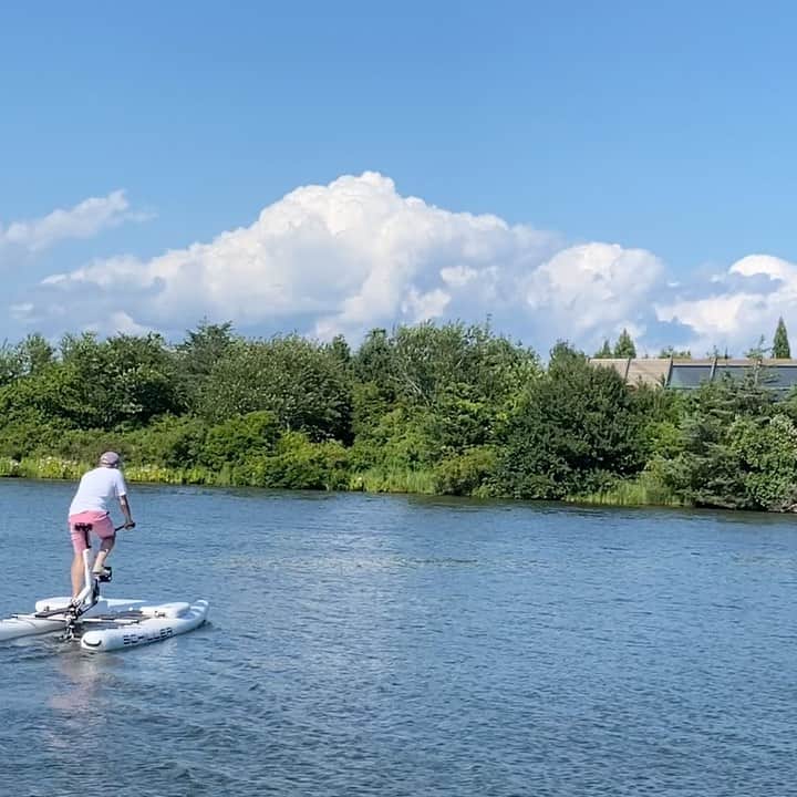 ノーマン・フォスターのインスタグラム：「Returning to the water bike with a peek of something special in the background」