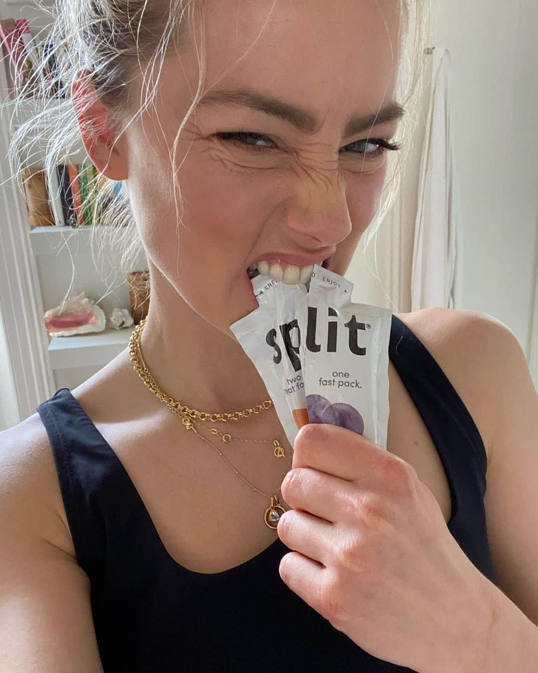 アンバー・ハードのインスタグラム：「That feeling when you finally find a snack that matches your personality 🥜🍇」