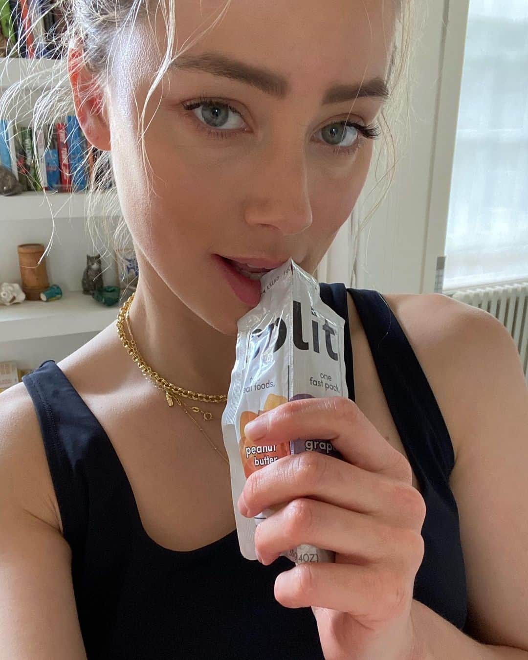 アンバー・ハードさんのインスタグラム写真 - (アンバー・ハードInstagram)「That feeling when you finally find a snack that matches your personality 🥜🍇」8月1日 5時19分 - amberheard