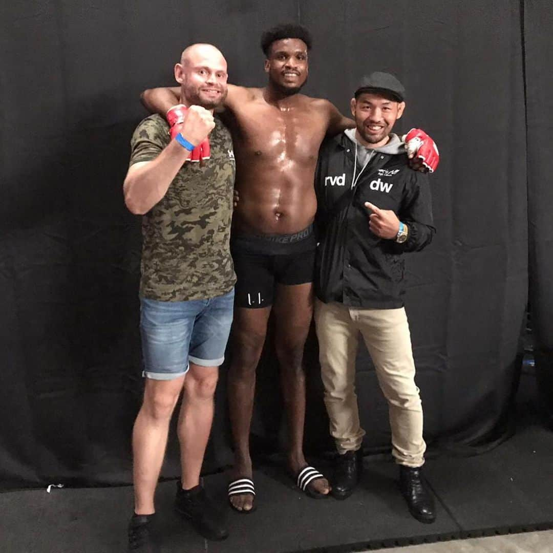 福田力のインスタグラム：「Congratulations on the great victory @johnrswinter 🏆🏆🏆  I am very honored to be in your training camp with @nvannmma   You give me a lot of power.  Thank you John🙏  ジョンの試合の応援に行って来ました❗️ 久しぶりの試合観戦にめちゃくちゃ緊張して、興奮したし、頑張ろうって気持ちを貰いました🙏  今回の試合に向けてのトレーニングキャンプにも微力ながら協力出来たことも大変光栄に思います。 TKO勝利おめでとう🤝👏👏」