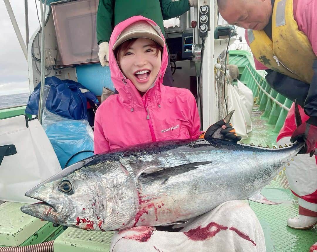 里美ゆりあさんのインスタグラム写真 - (里美ゆりあInstagram)「念願のクロマグロ釣れました‼️‼️  津軽海峡2日目で嬉しい😆😆  とはいえ残念ながらGoPro民宿に置いてきてYouTube撮ってないけど www🥲  今回は泳がせ竿でトローリングでこれまた電動で釣らさせて頂きました。  もうこの竿と結婚したいくらいに 大物たくさん釣ってくれて感謝しかないです✨😍  ありがとうクロちゃん＆剛樹竿💓  次はキャスティングでも竿を急遽SHIMANOに買い替えて チャレンジしてきます‼️  頑張るぞ💪💪💪  #クロマグロ #まぐろ #釣り #剛樹 #シャンパンタワーより映える #念願 #青森 #津軽海峡 #やる時はやる女の子」8月1日 6時30分 - satomiyuria