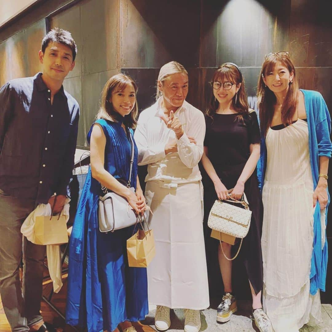 中島史恵さんのインスタグラム写真 - (中島史恵Instagram)「明さんのお店が銀座から表参道にも増店させて頂けることになり、私がNMNのアンバサダーで大変お世話になってる夏川社長やと市原さん、そしてクレンジングカフェのまきちゃん❤️ともちゃん❤️旦那様のひろしくんと伺わせて頂いてきました😊。  表参道のお店は緊急事態宣言中の8月15日（日）オープンとなります🌟。お店の前には公園もあって、店内にも緑がいっぱいで感染対策もしっかりしてるお店になるそうなので安心していらして頂けます😊。個室もあったり、ワンチャンもオーケーな路面店のお店なのでぜひ気軽にお越し頂けますと嬉しいです💕  https://ubgoe.com/projects/42?fbclid=IwAR2ZTBzehT6ukDykaZEODHW5oeRYW6gK1erH1b5Ry9zLNNqyvqMI0vL99x8 「緑の魔術師」石原和幸が手掛ける最高の空間で「畑の伝道師」渡邉明の最高の料理を。特別プランを楽しむ限定会員を募集 数々の話題のレストランを営んできたシェフ・渡邉明が新しいスタイルで提案する新店をオープン。全世界の庭園コンテストのゴールドメダリスト・石原和幸が作る最高の空間でグレードアップしたプランを特別会員様のみにお楽しみいただけます。 リンク ubgoe.com  #渡邉明 #クレンジングカフェ #今泉牧子ちゃん❤️  #今泉朋子ちゃん❤️ #NMNサプリはブリジアンさんで😊 #高品質高純度 #アンチエイジングサプリ #avity代官山スタジオ」8月1日 7時34分 - fumielove0614